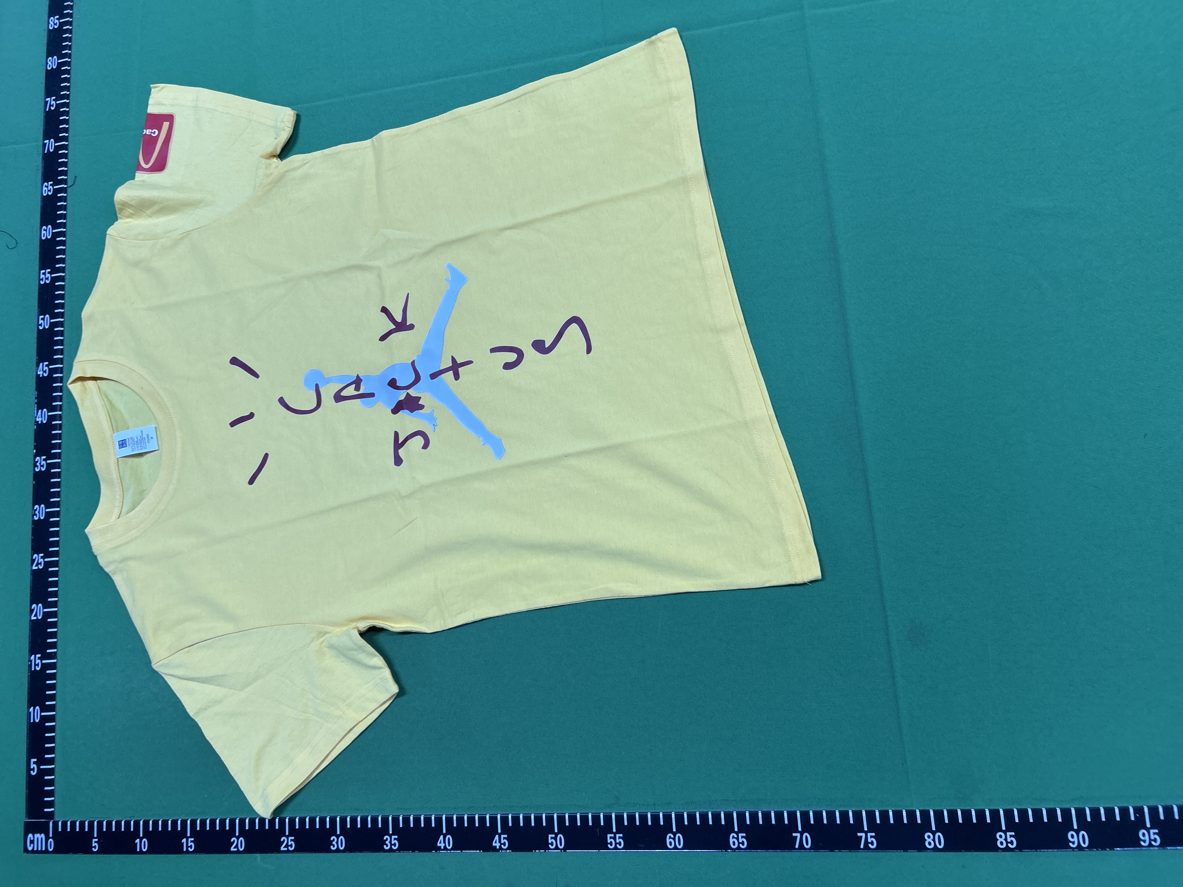Foto QC 3 de Cactus Jack Travis Scott Jordan McDonald's T-shirt Jumpman Graphic Beige