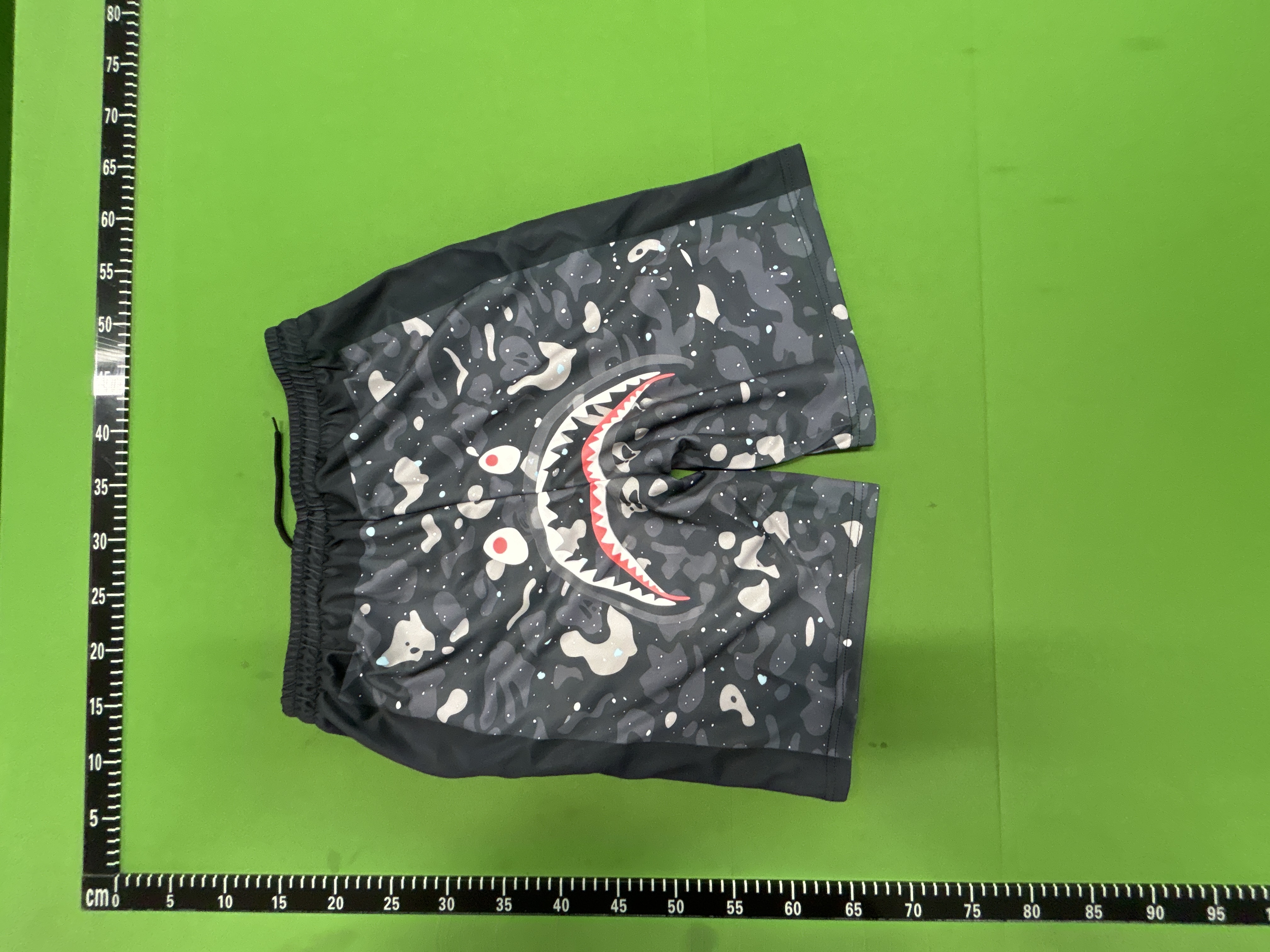 Foto QC 4 de BAPE Shark Sweat Shorts 1st Camo Half Red
