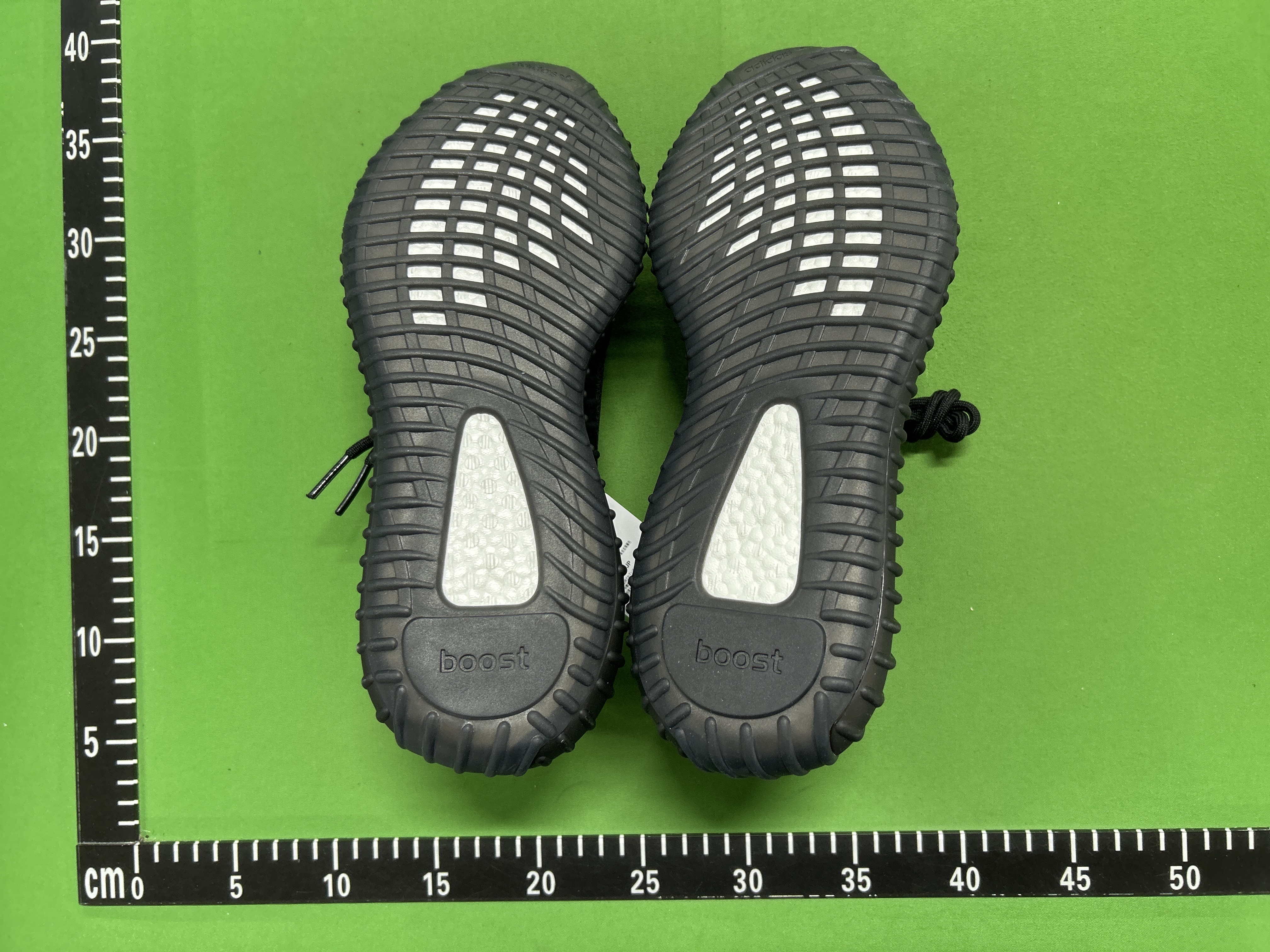 Foto QC 7 de Yeezy Boost 350 V2 Tail Light FX9017