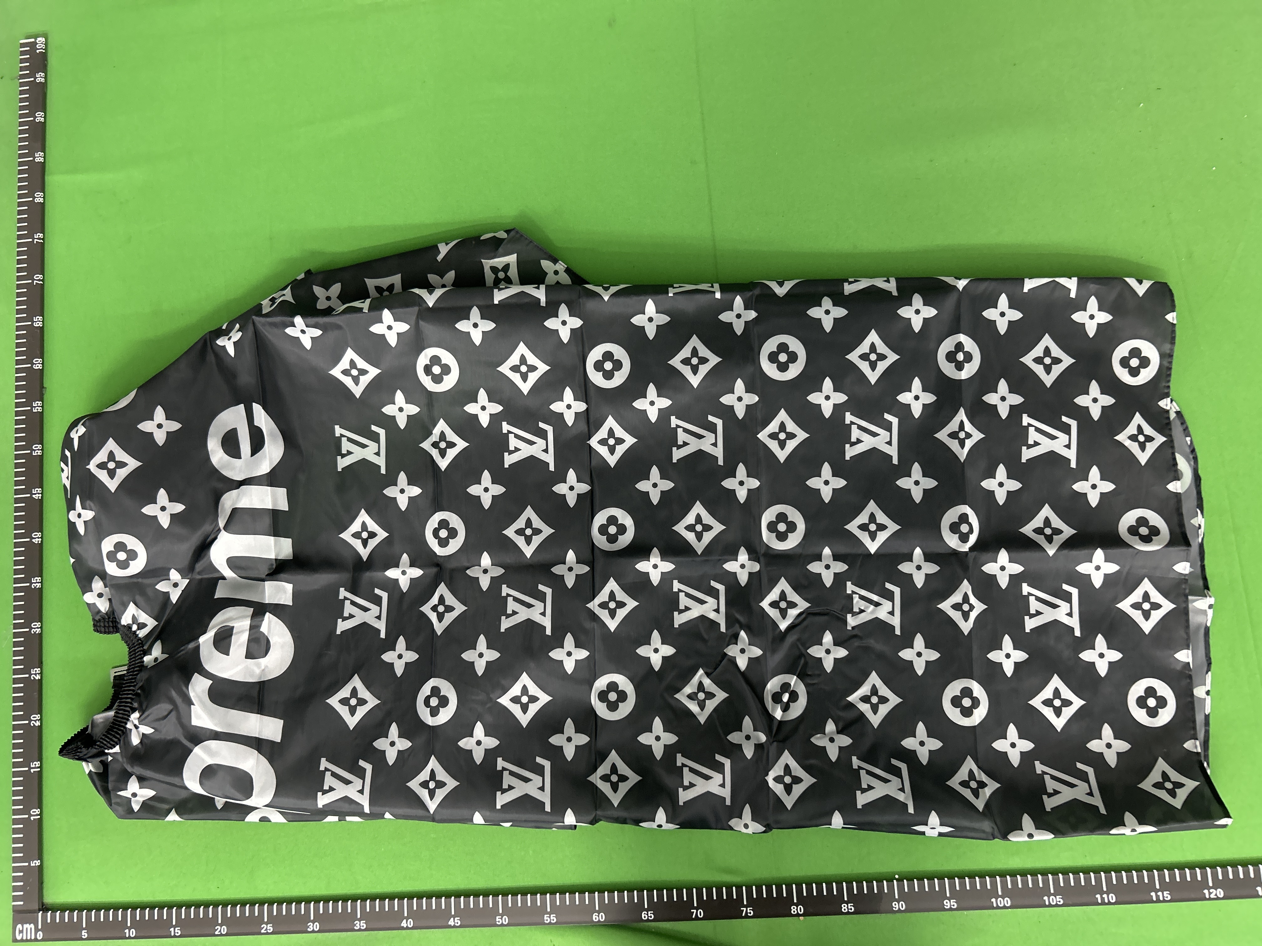 Foto QC 8 de Other Supreme LV Style Barber Cape Red