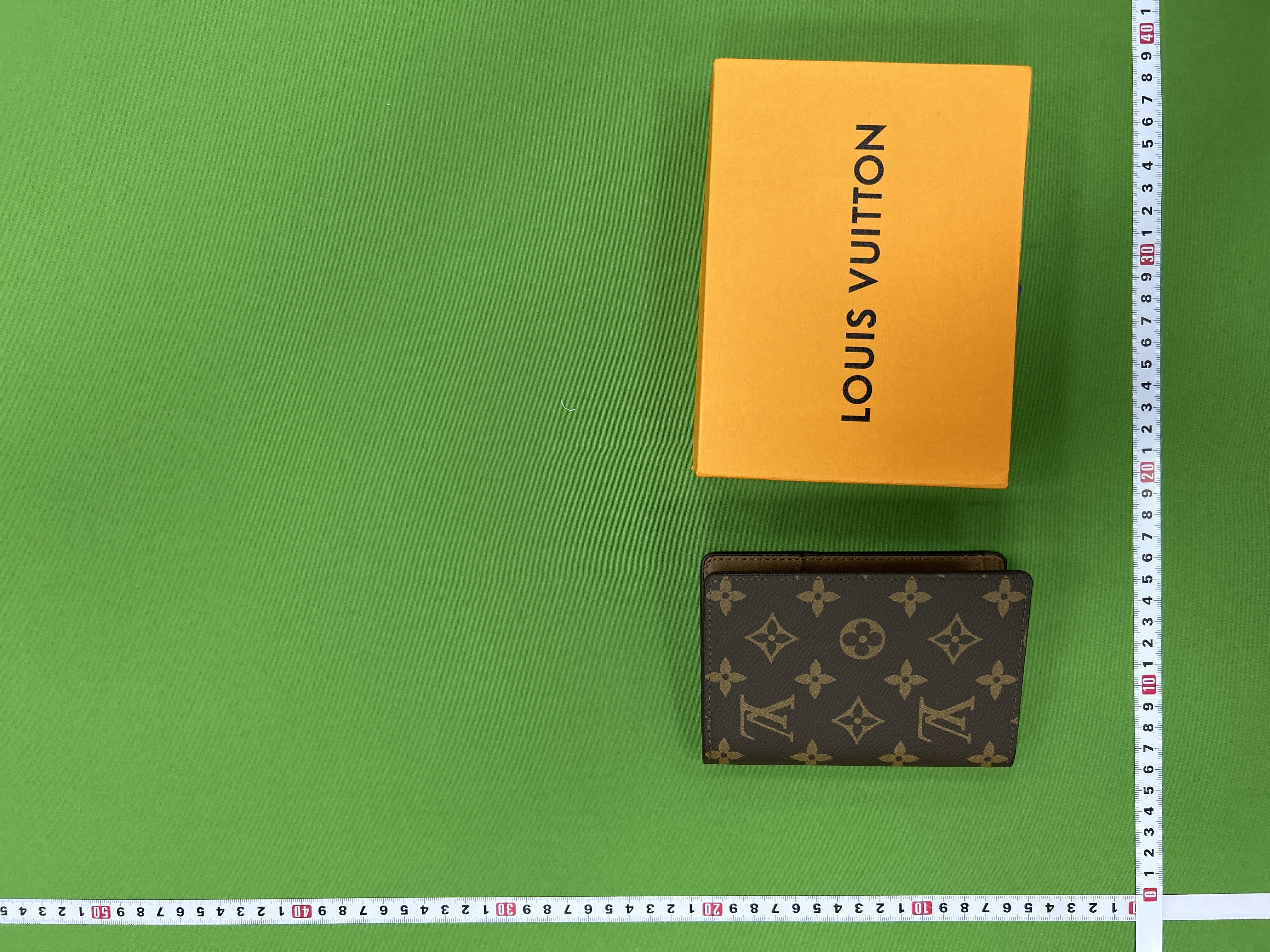 Foto QC 4 de Louis Vuitton Passport Cover Monogram Canvas Brown