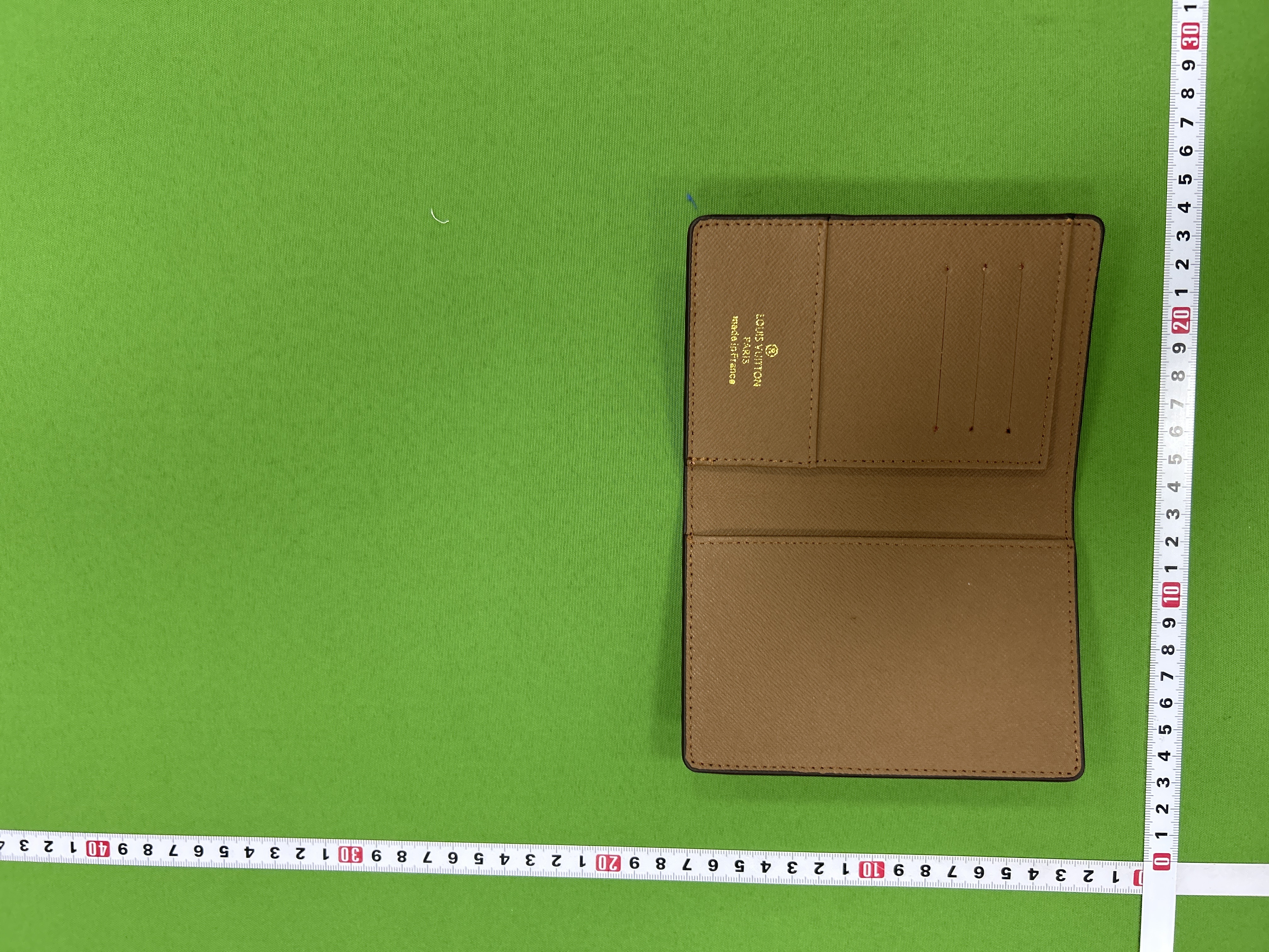 Foto QC 7 de Louis Vuitton Passport Cover Monogram Canvas Brown