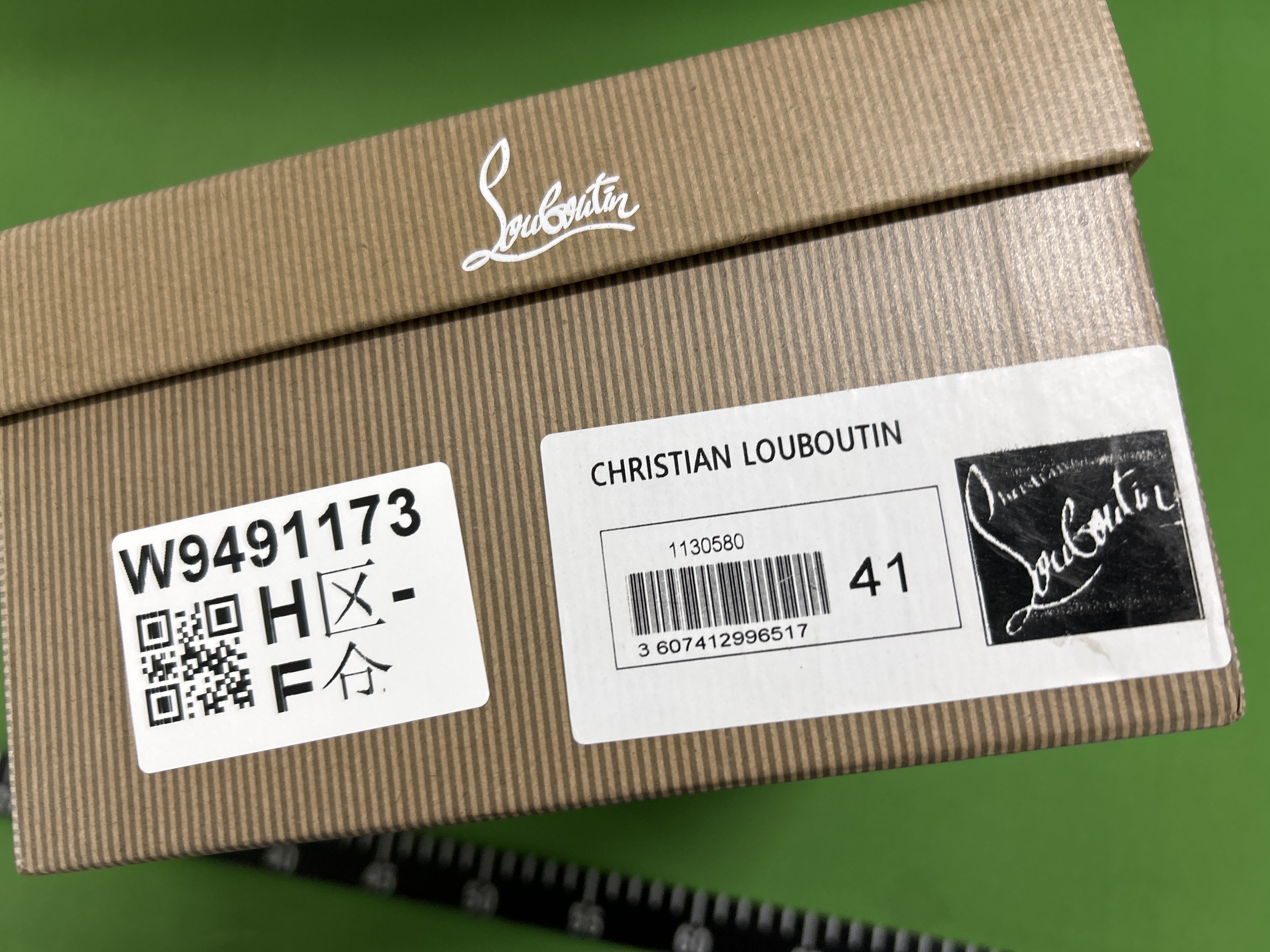 Foto QC 7 de Christian Louboutin Louis Junior Suede Low Top Sneakers Script Logo Black