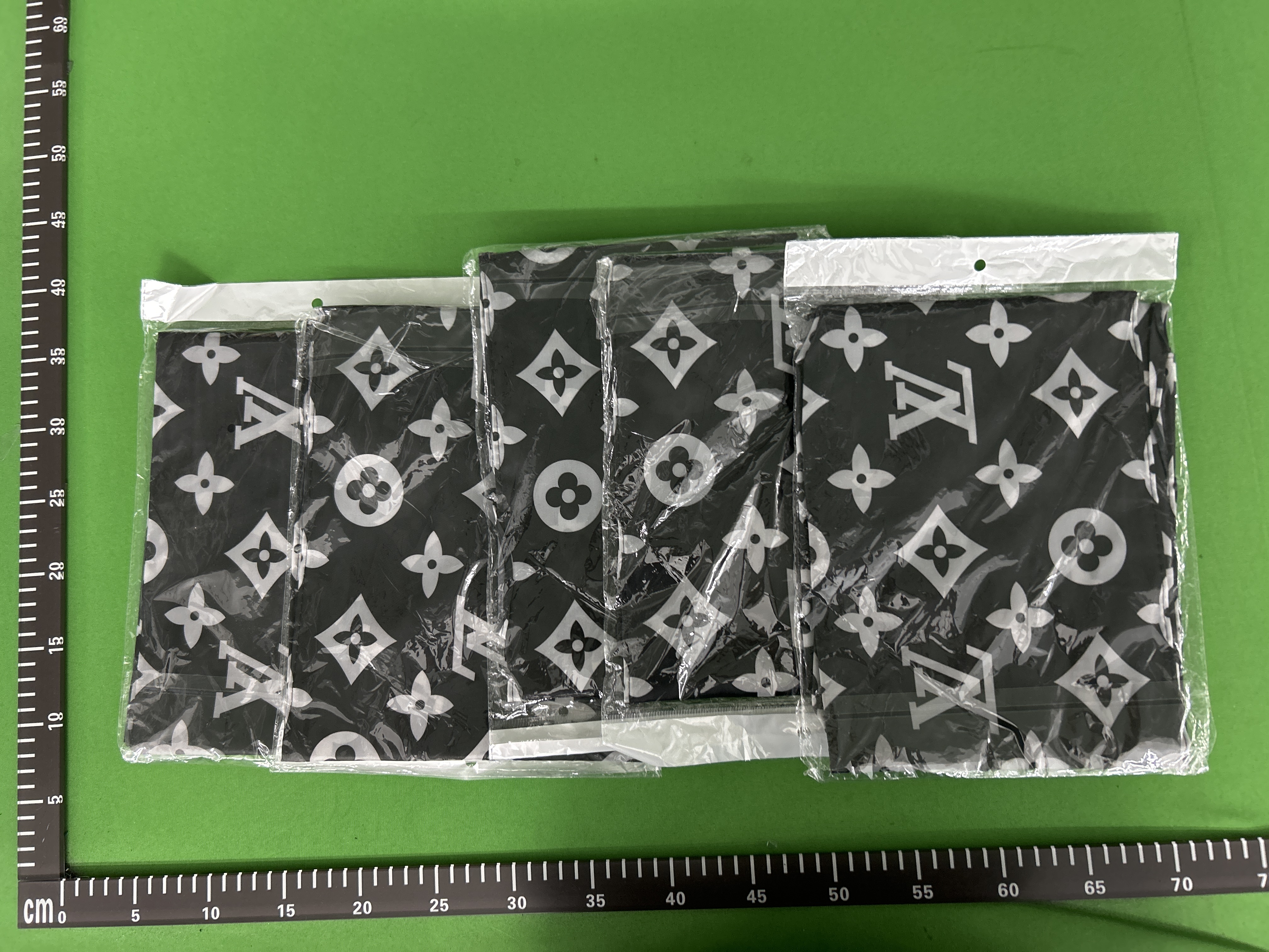 Foto QC 7 de Other Supreme LV Style Barber Cape Red