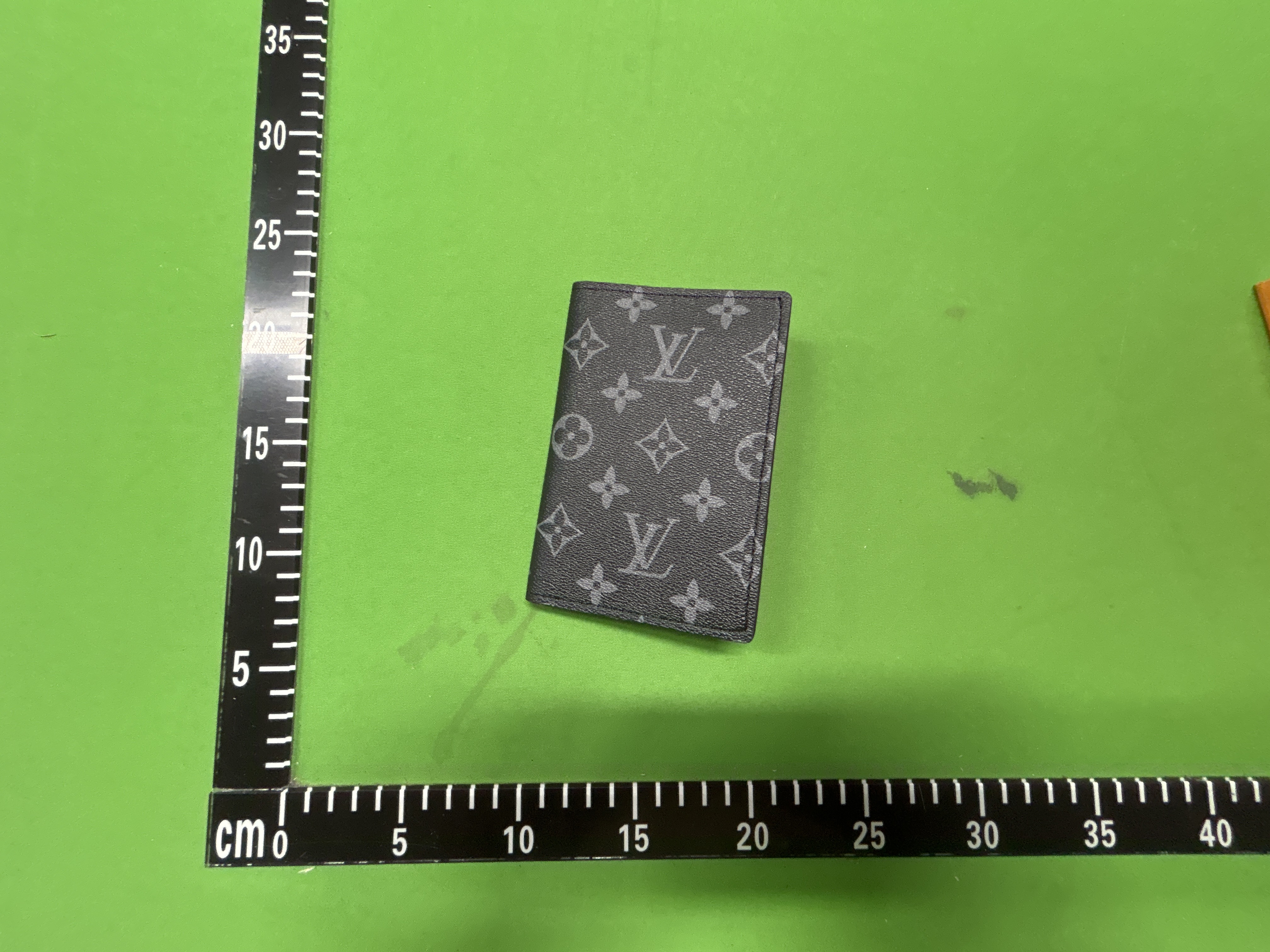 Foto QC 2 de Louis Vuitton Passport Cover Damier Azur White