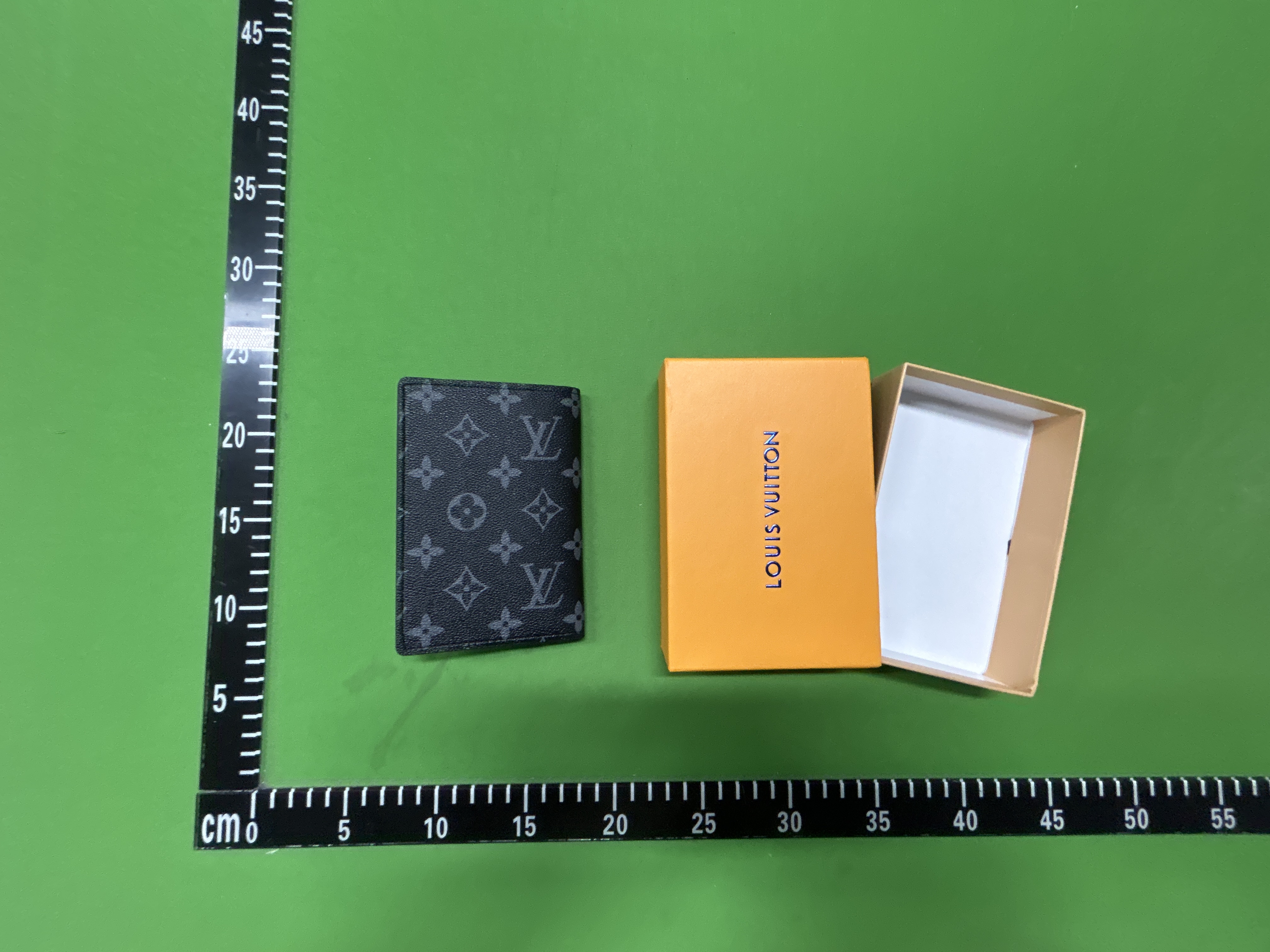 Foto QC 1 de Louis Vuitton Passport Cover Damier Azur White