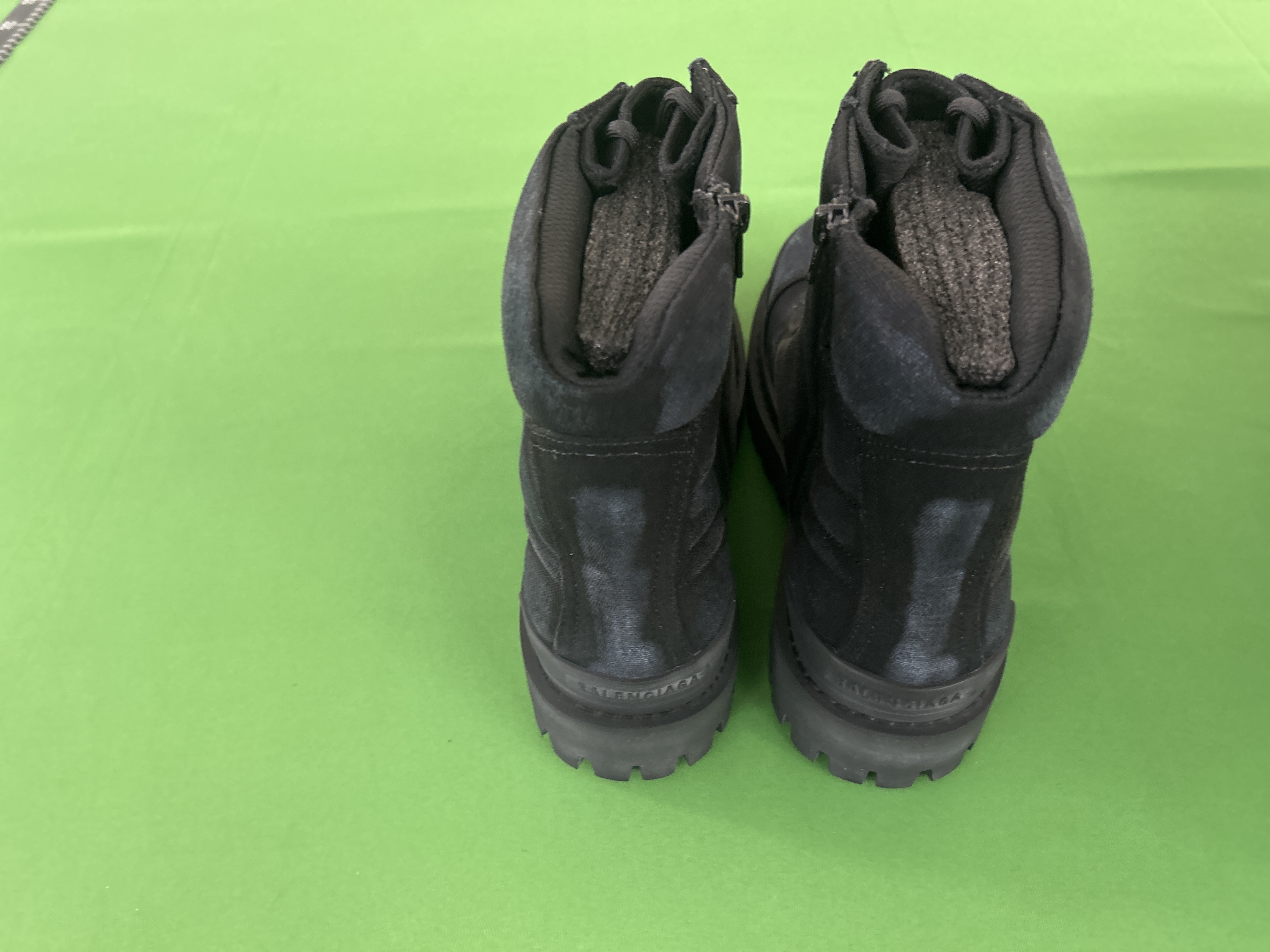 Foto QC 3 de Balenciaga Combat Strike Boot Distressed Canvas Black 694042 W2H11 1000