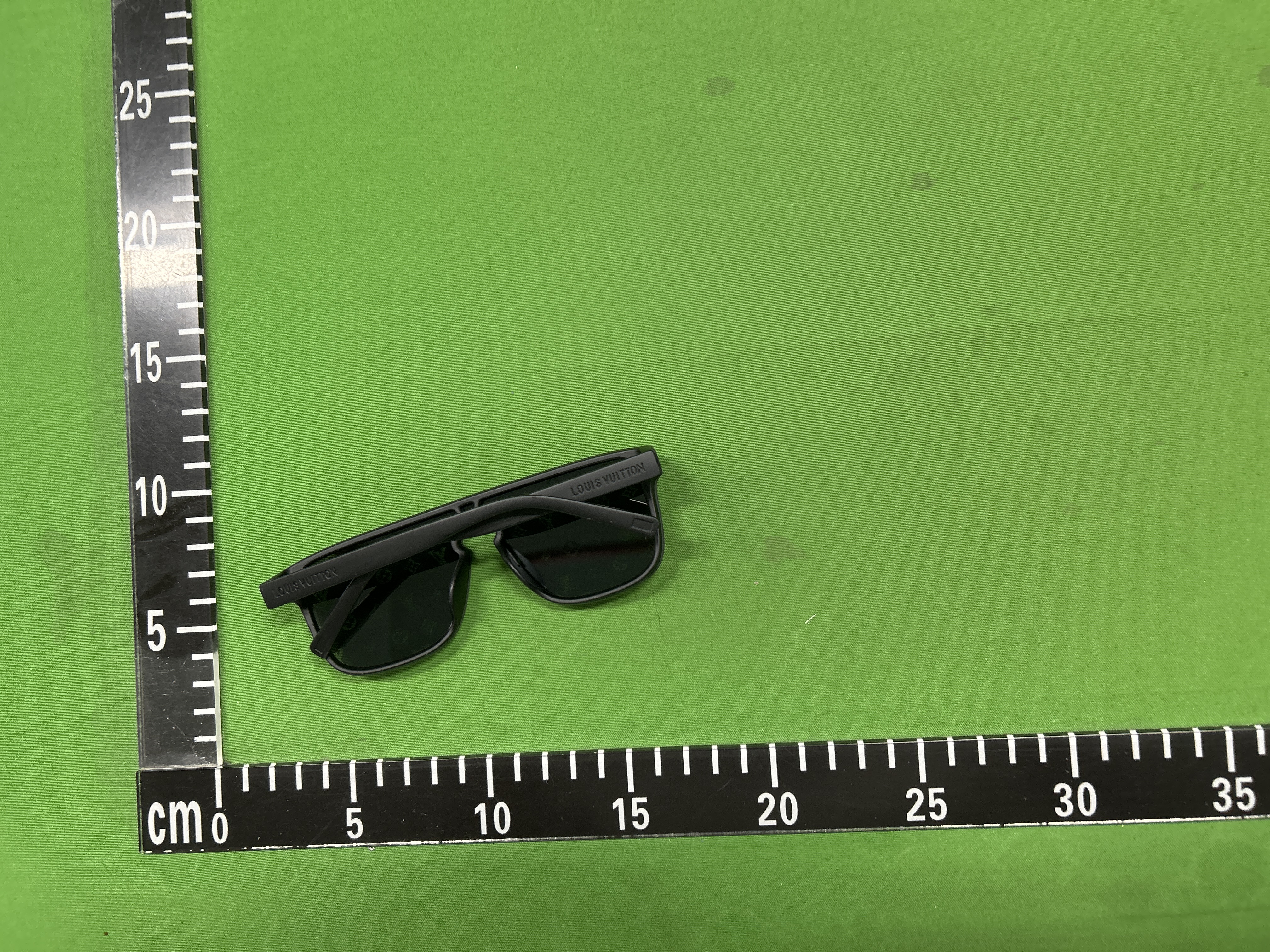 Foto QC 3 de Louis Vuitton Waimea Mask-Frame Acetate Sunglasses White Grey Monogram (Z1083W)