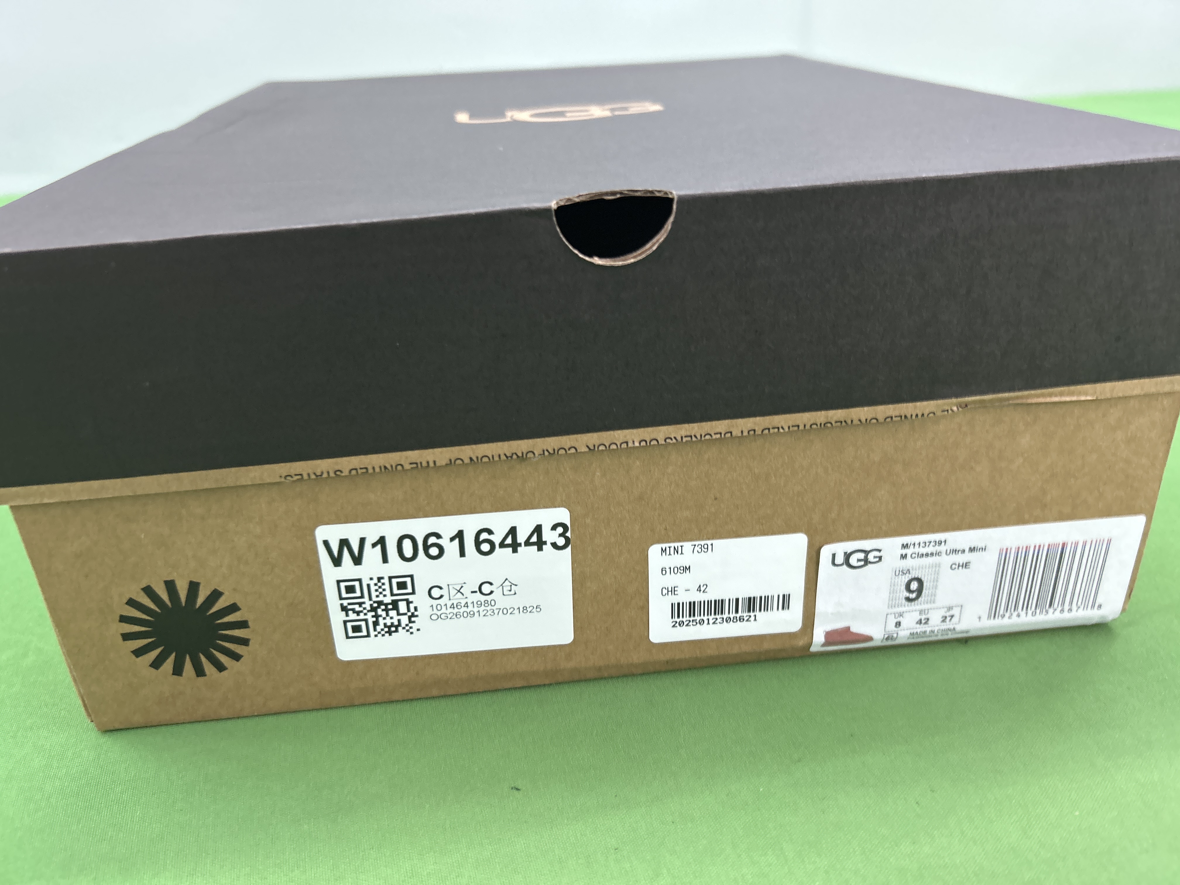 Foto QC 1 de UGG Classic Ultra Mini Suede Boots Black