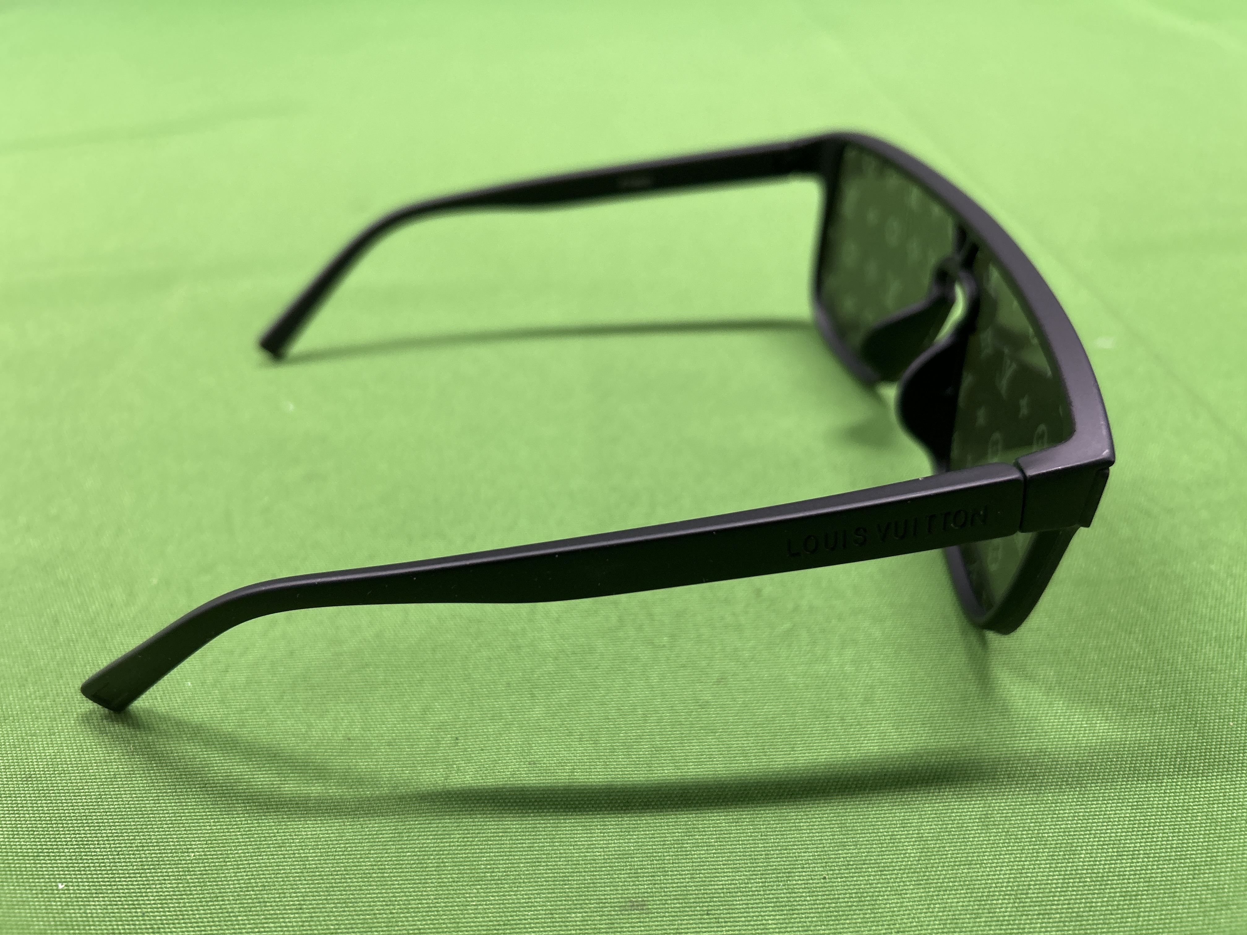 Foto QC 5 de Louis Vuitton Waimea Mask-Frame Acetate Sunglasses White Grey Monogram (Z1083W)