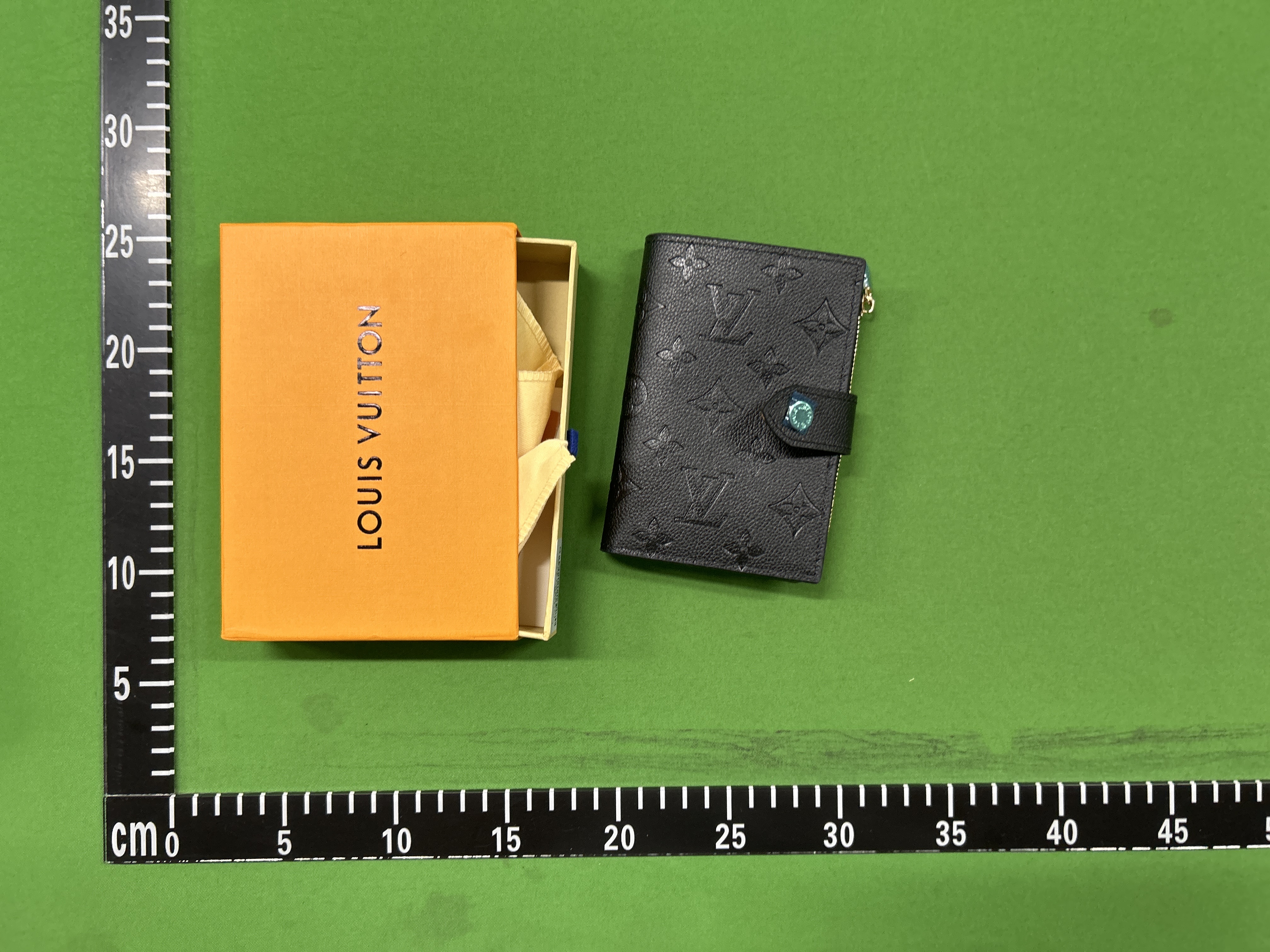 Foto QC 2 de Celine Triomphe Small Wallet Shiny Calfskin Black