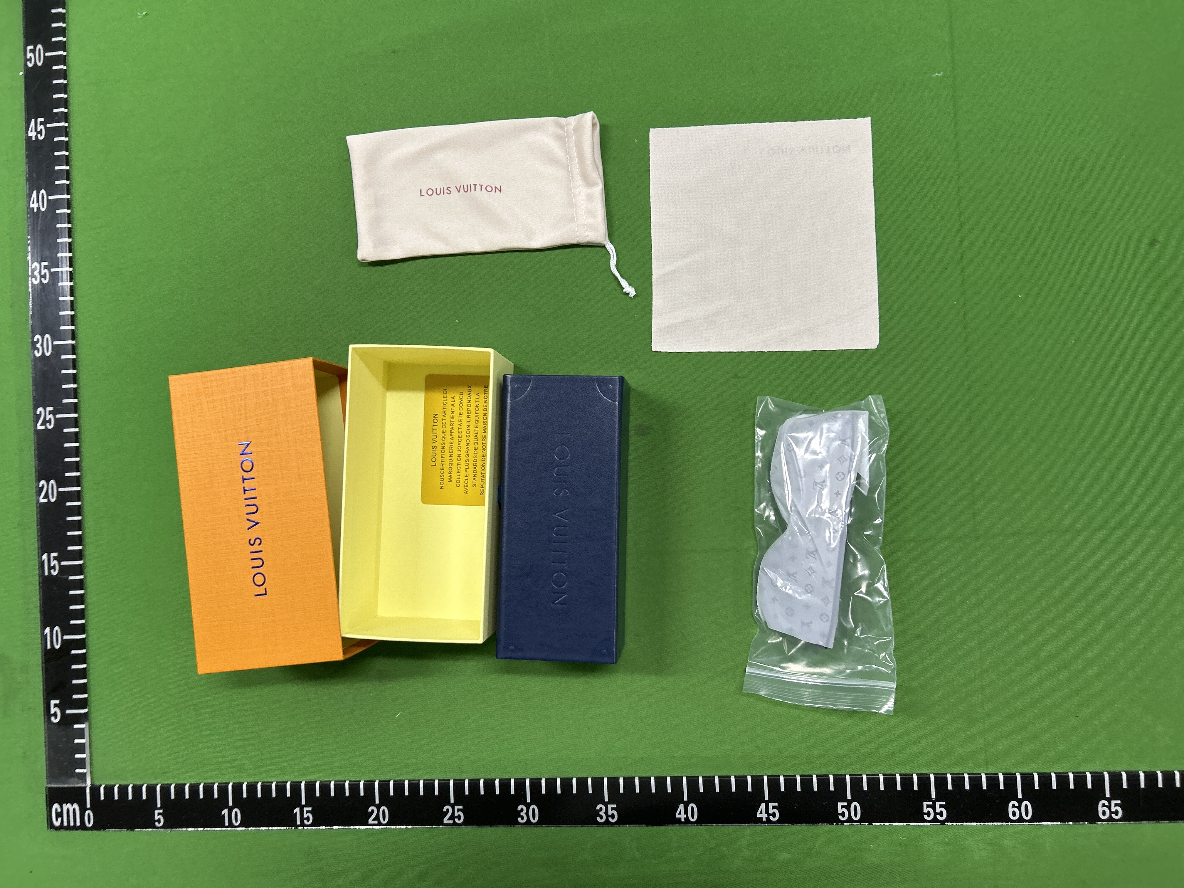 Foto QC 1 de Louis Vuitton Waimea Mask-Frame Acetate Sunglasses White Grey Monogram (Z1083W)