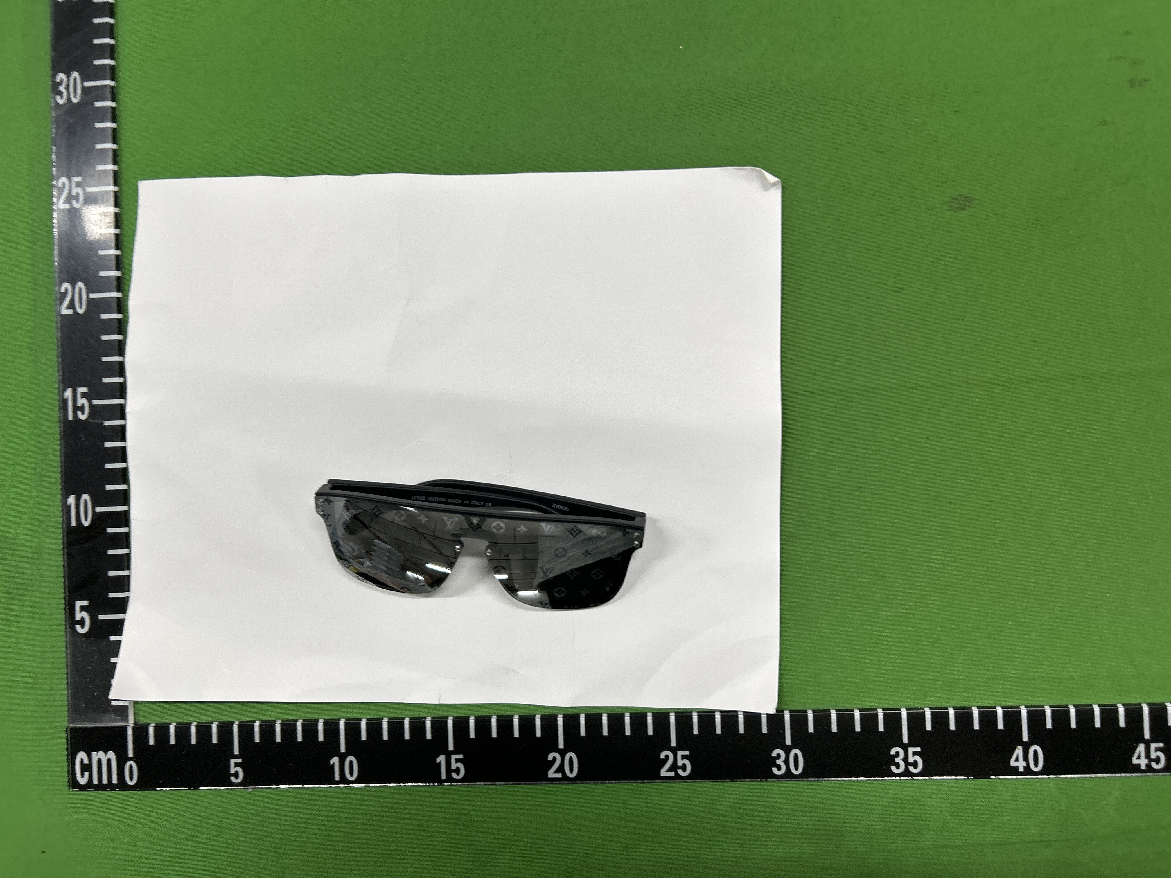 Foto QC 2 de Louis Vuitton Waimea Mask-Frame Acetate Sunglasses White Grey Monogram (Z1083W)