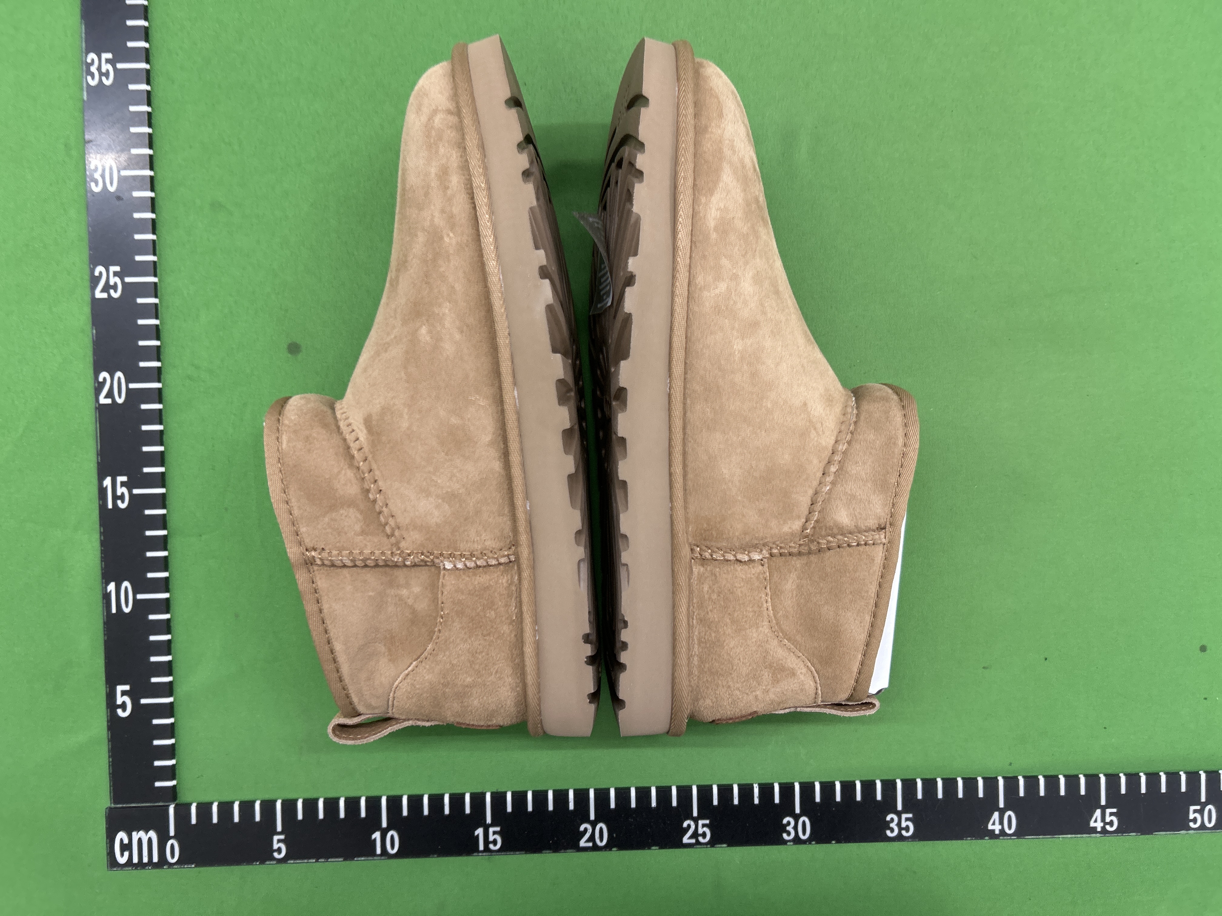 Foto QC 7 de UGG Classic Ultra Mini Suede Boots Black