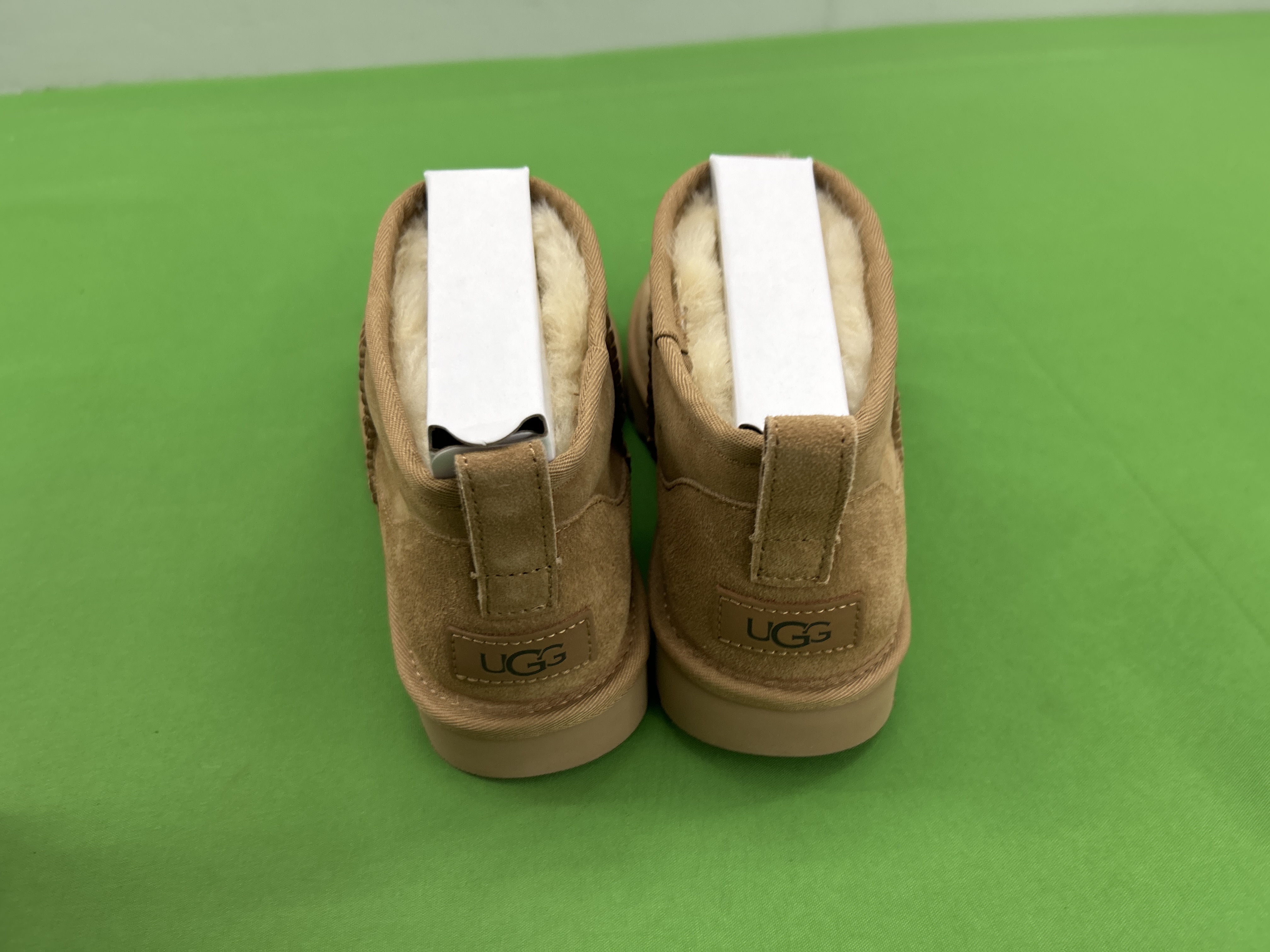 Foto QC 2 de UGG Classic Ultra Mini Suede Boots Black