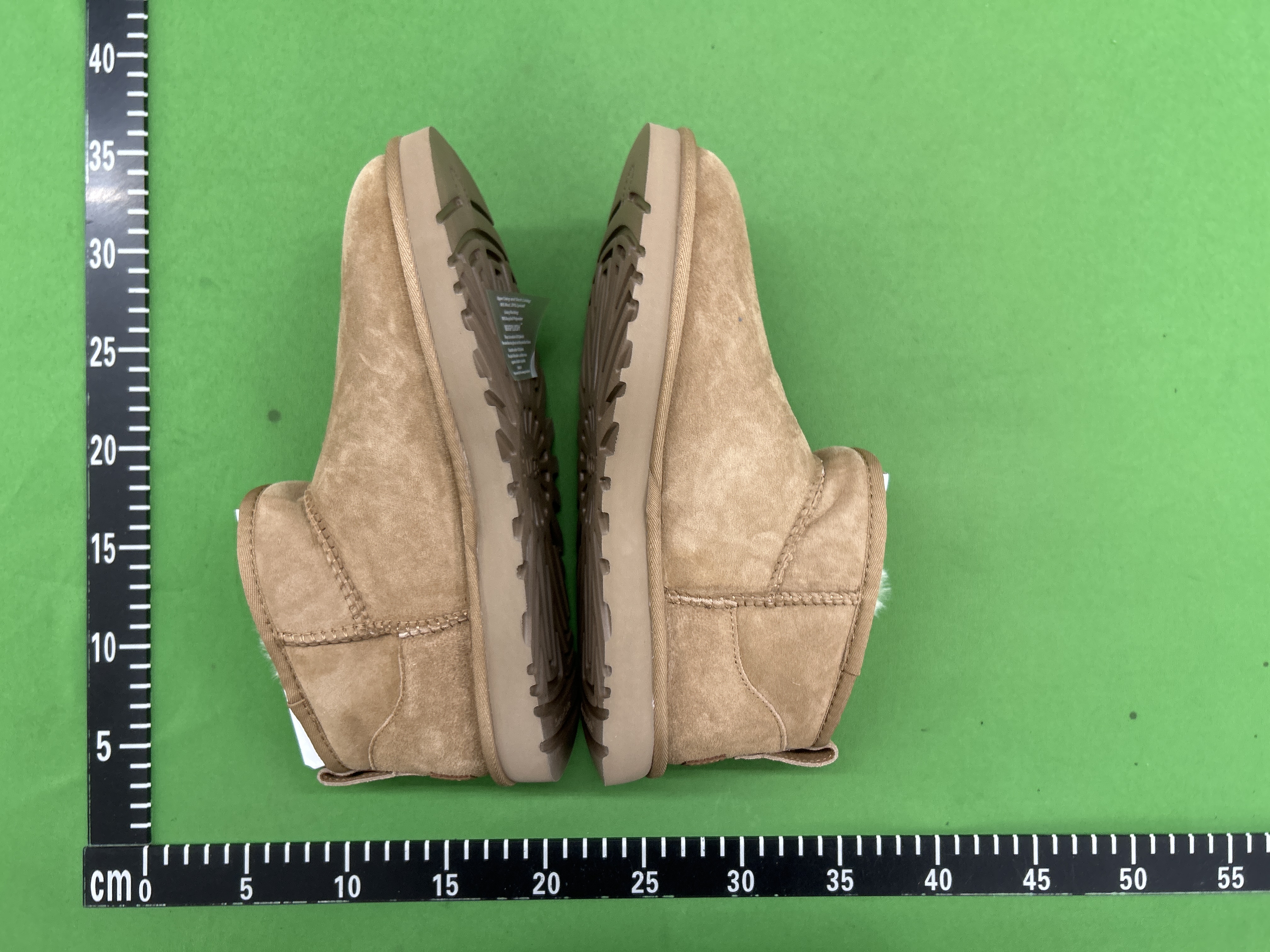 Foto QC 6 de UGG Classic Ultra Mini Suede Boots Black