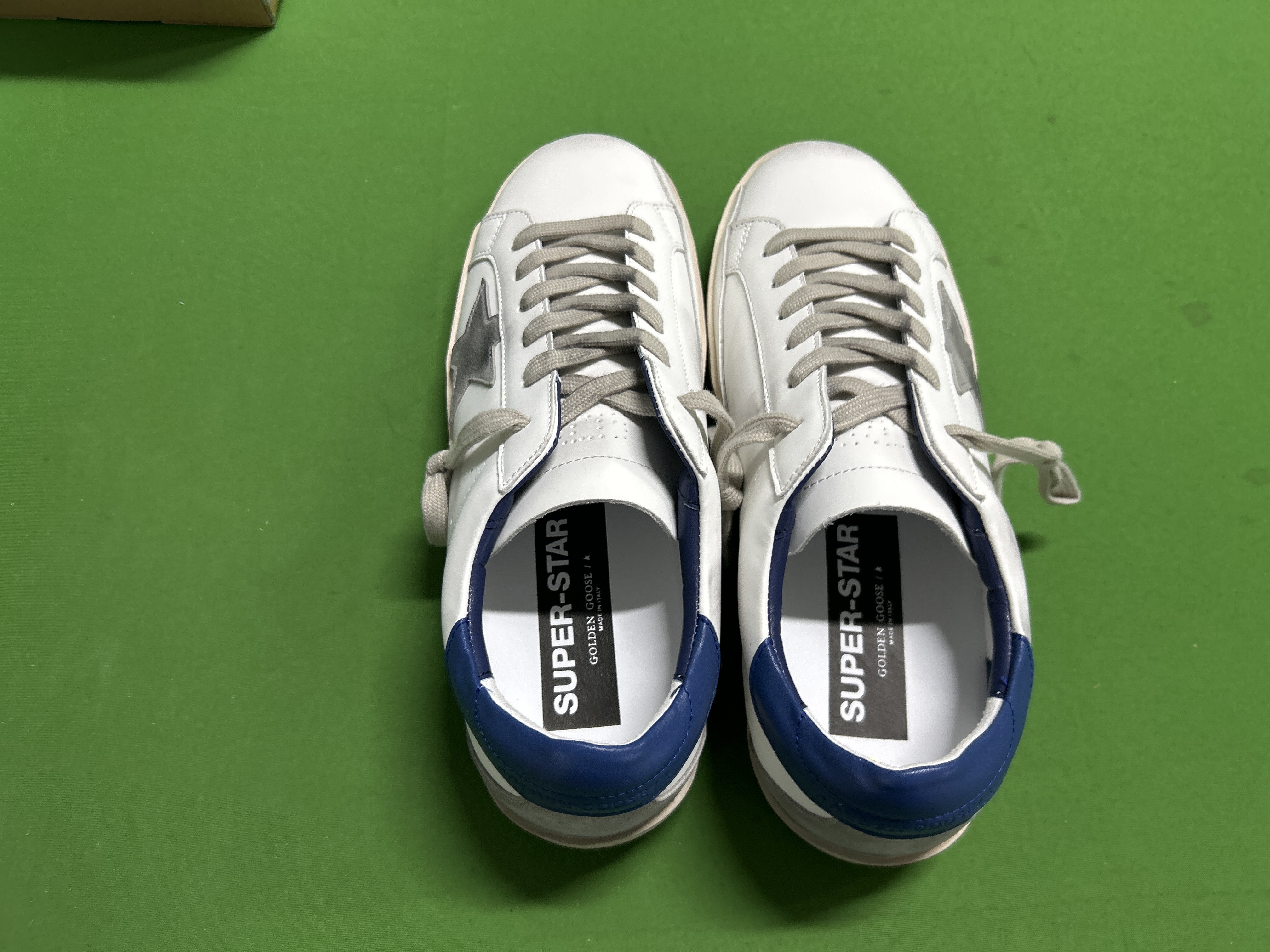 Foto QC 2 de Golden Goose Super-Star Low White Red Suede Star Dark Green Heel Tab GMF00102.F003987.11357