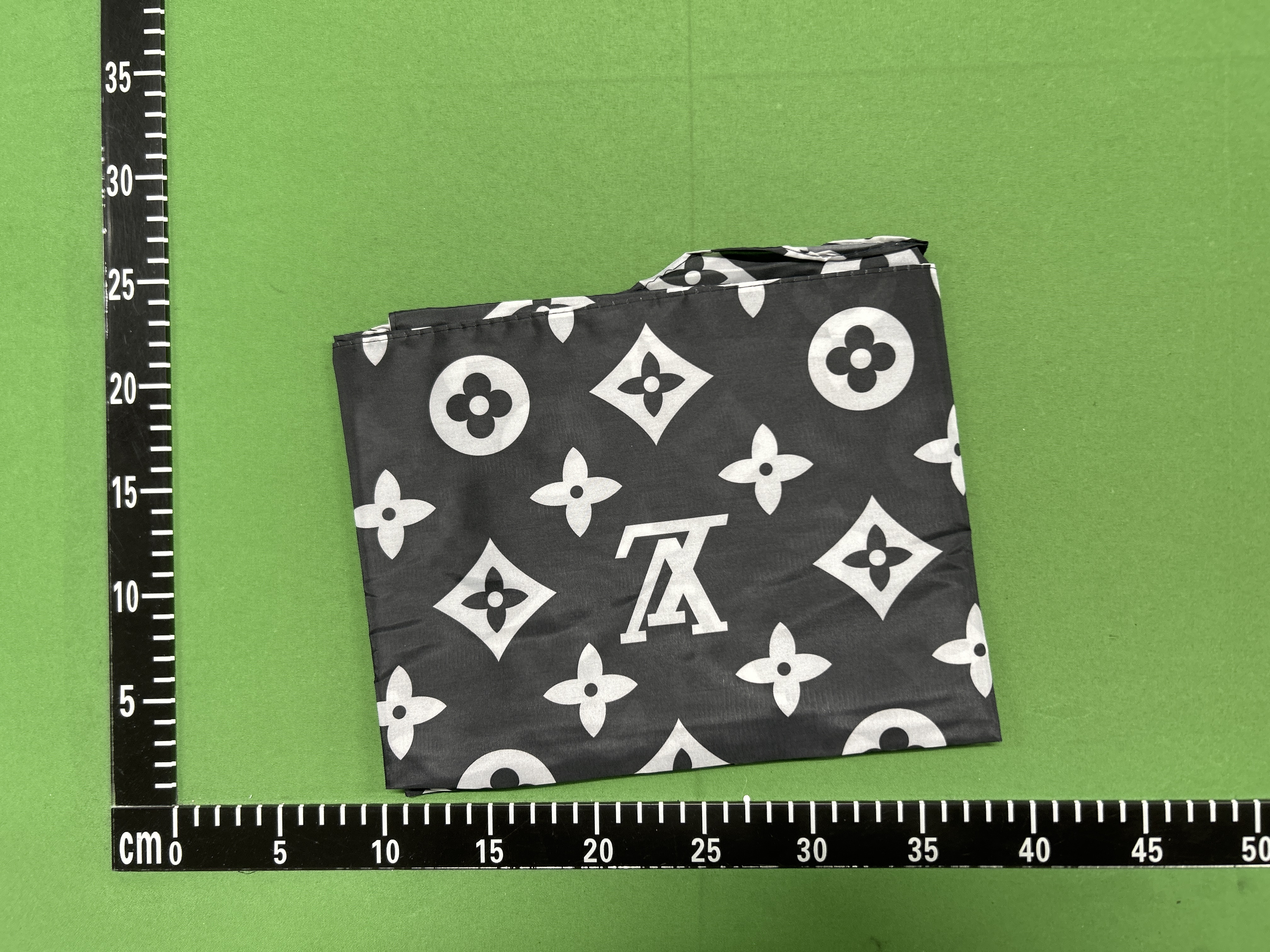 Foto QC 6 de Other Monogram Barber Cape Red