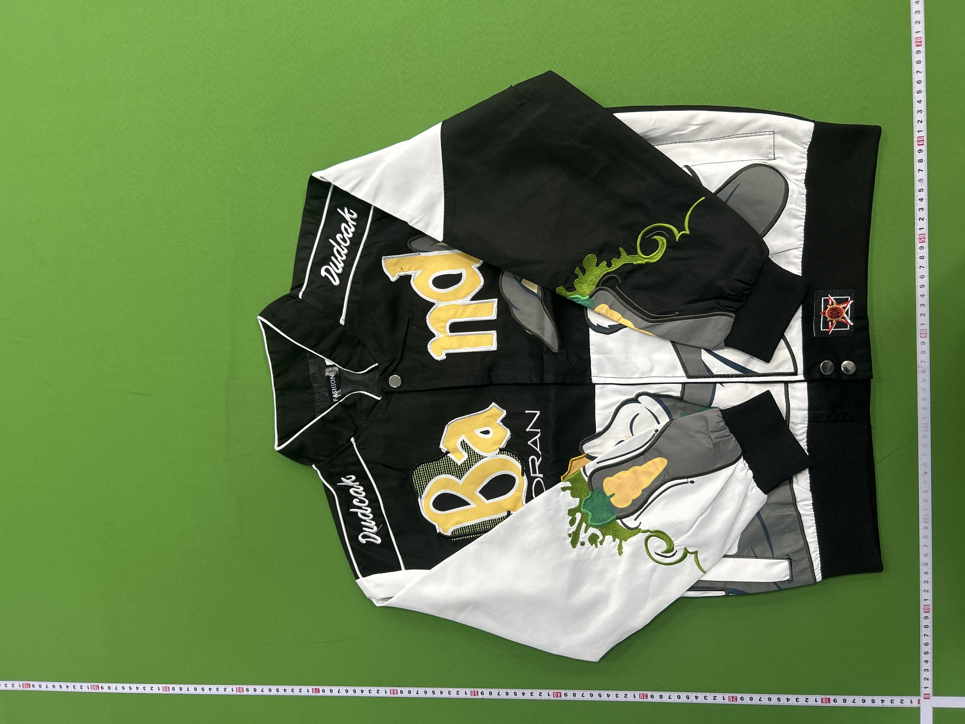 Foto QC 5 de Looney Tunes Bugs Bunny Varsity Jacket Oversized Black White