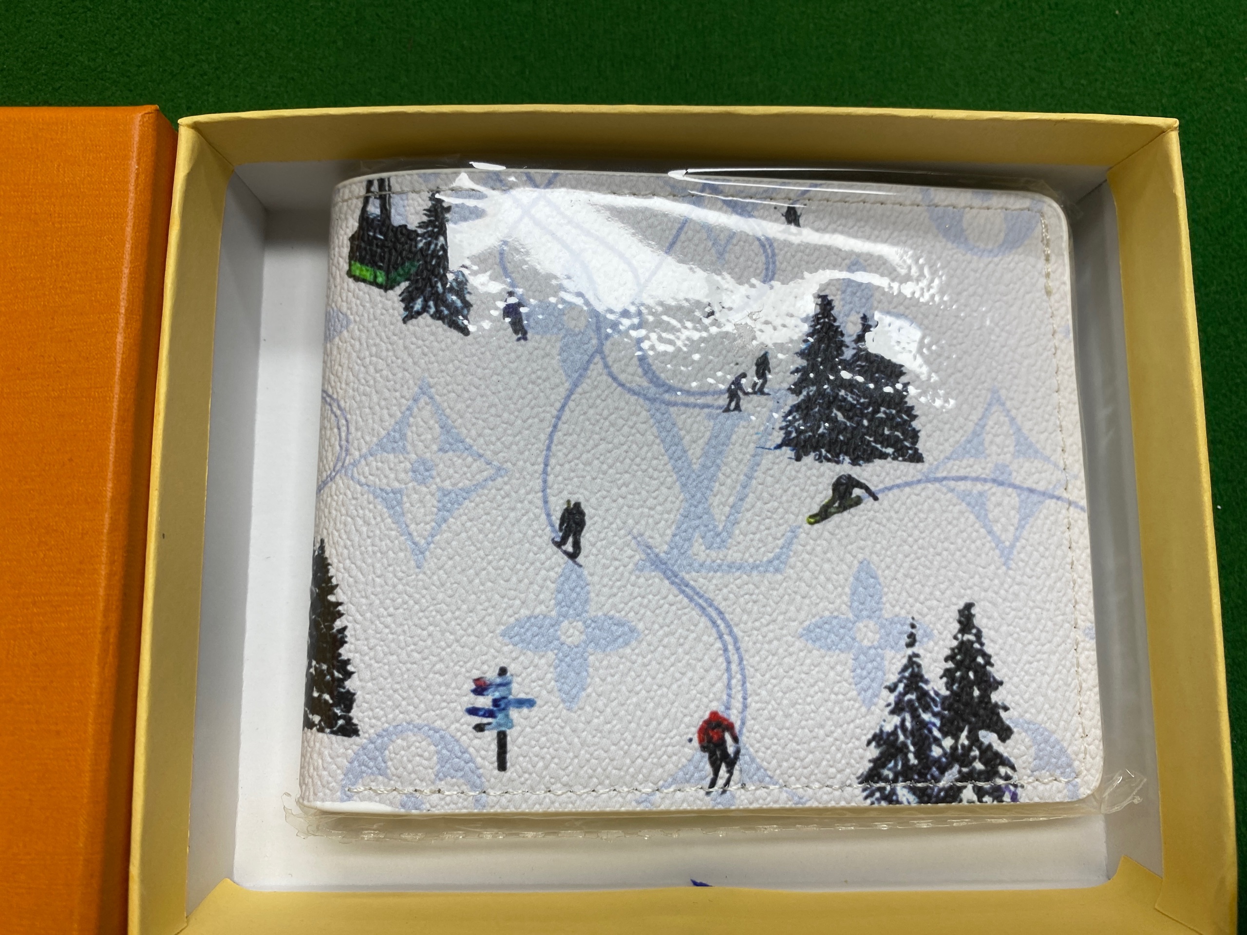 Foto QC 6 de Louis Vuitton Ski Multiple Wallet Monogram Canvas White