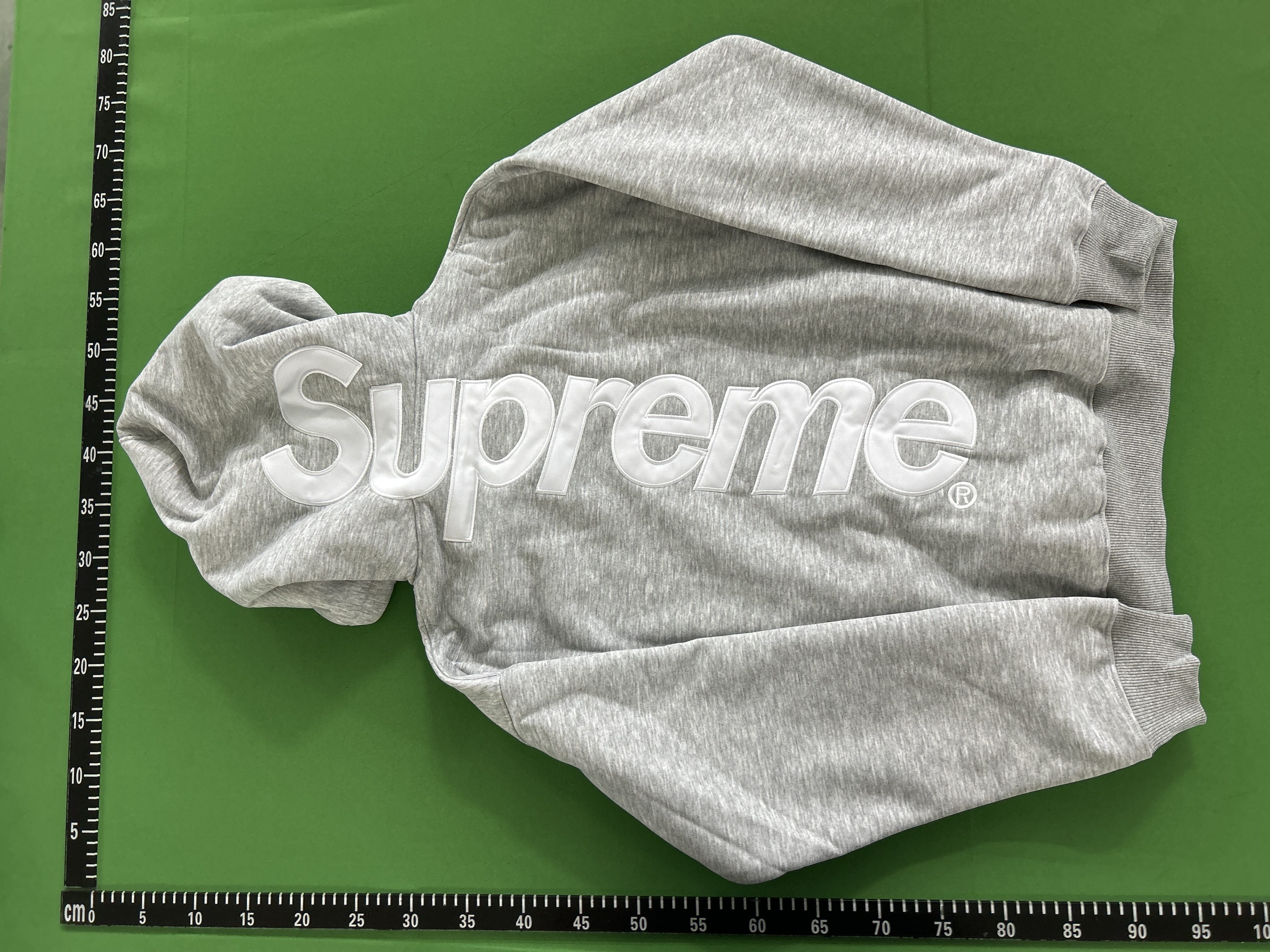 Foto QC 8 de Supreme Satin Applique Sweater Hooded Heather Grey