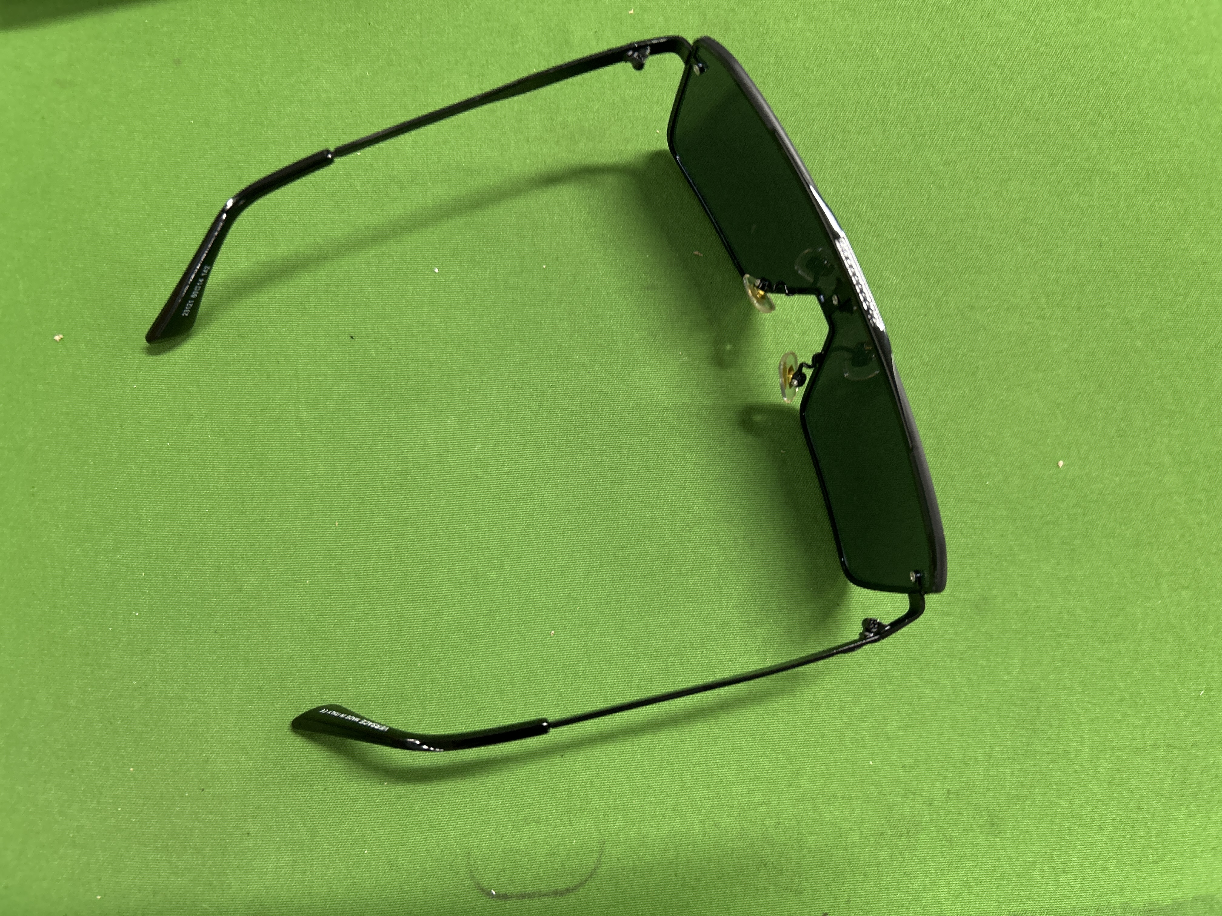 Foto QC 6 de Versace Shield Metal Sunglasses Gold Black Grey Gradient (23055)