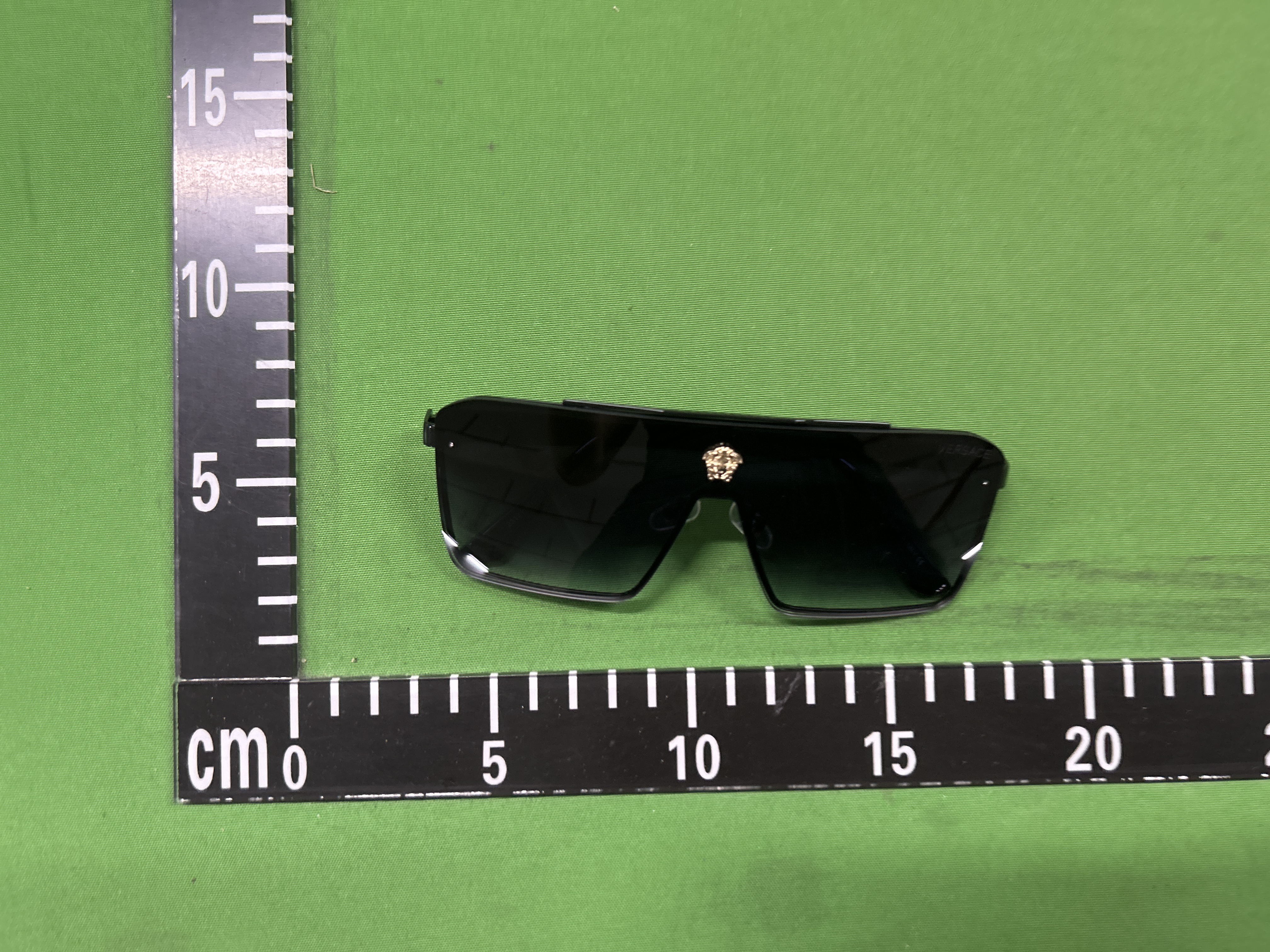 Foto QC 3 de Versace Shield Metal Sunglasses Gold Black Grey Gradient (23055)