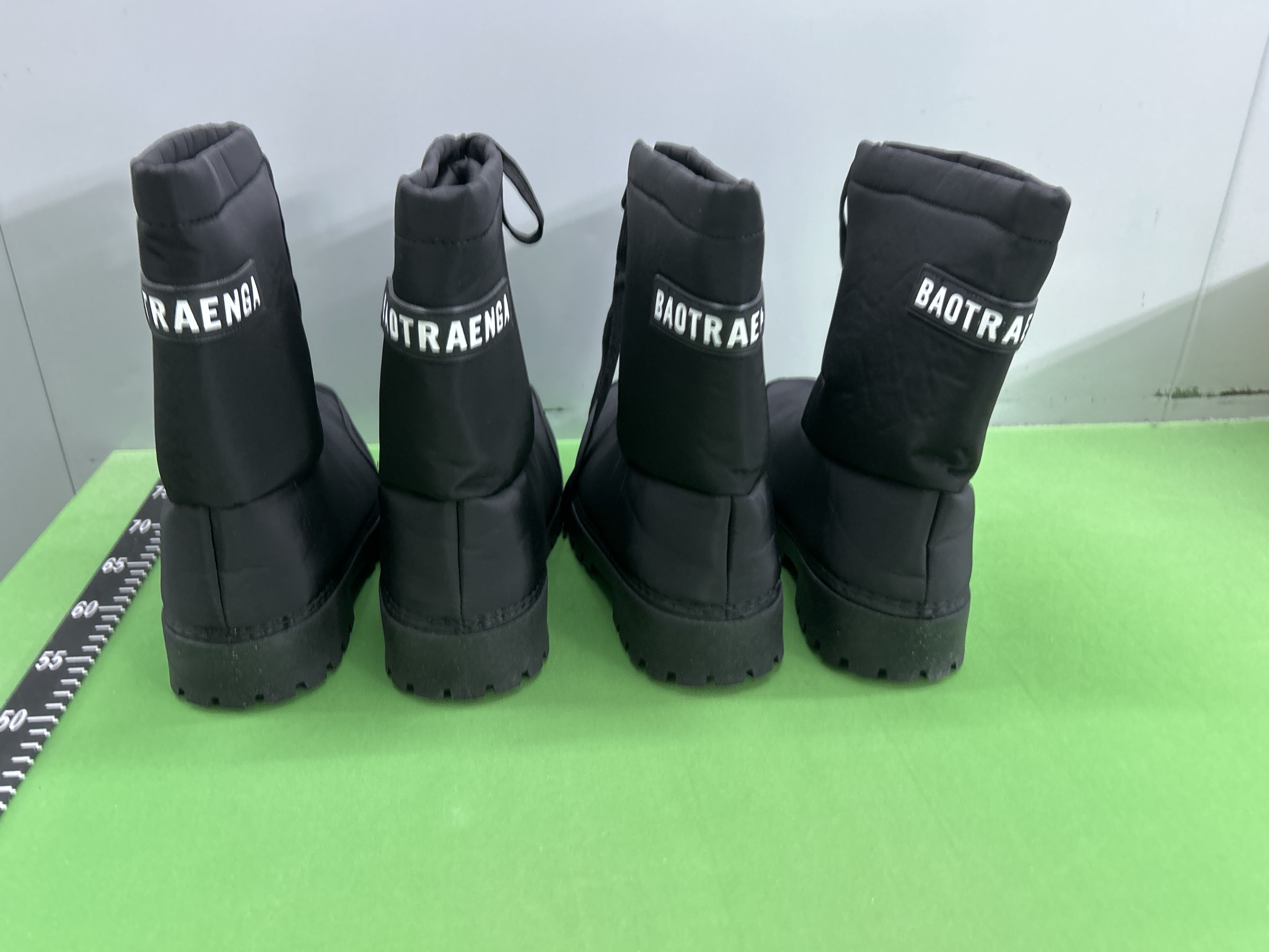 Foto QC 8 de Balenciaga Alaska Padded Nylon Low Boots Logo Patch Black