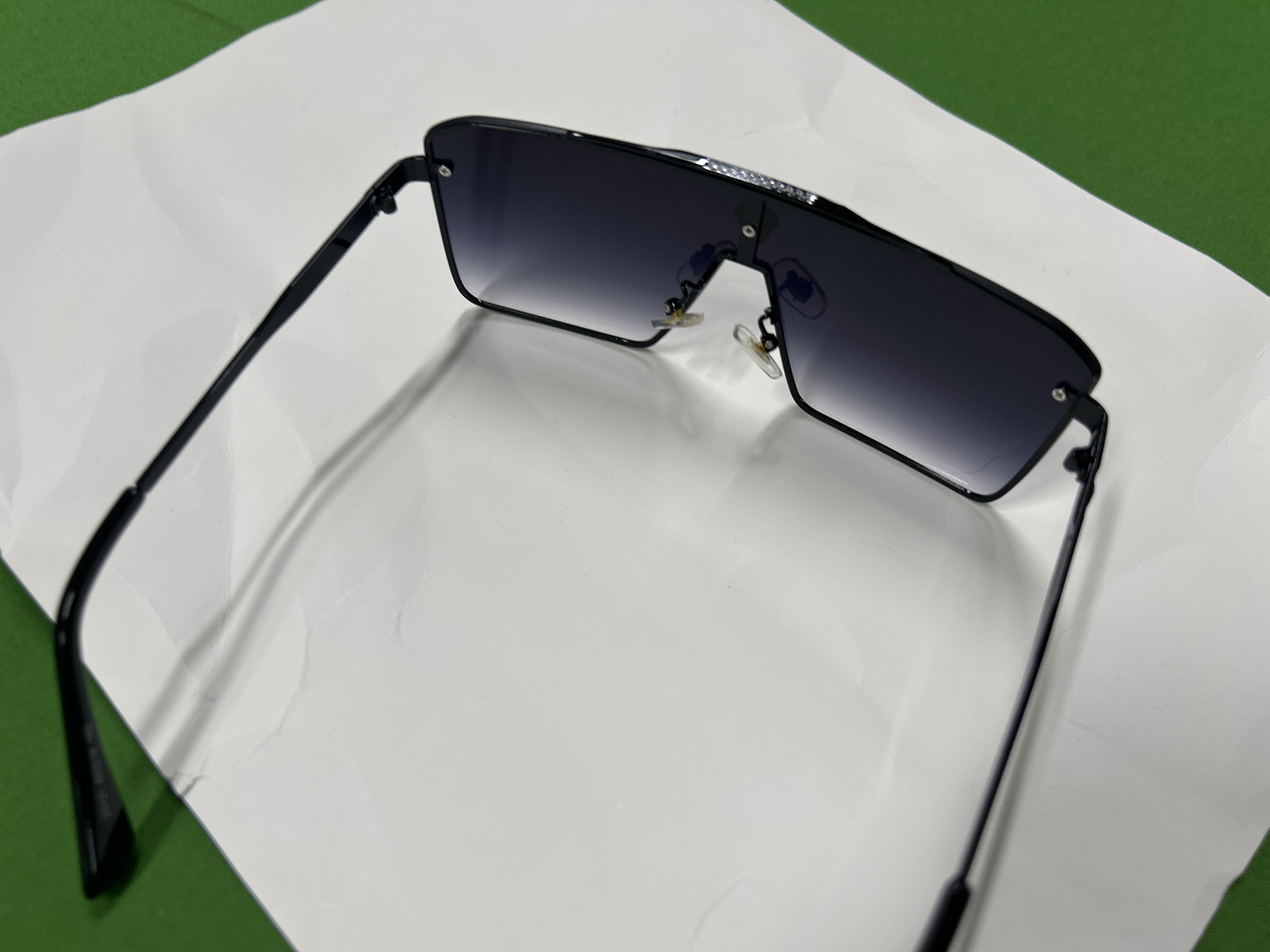 Foto QC 2 de Versace Shield Metal Sunglasses Gold Black Grey Gradient (23055)