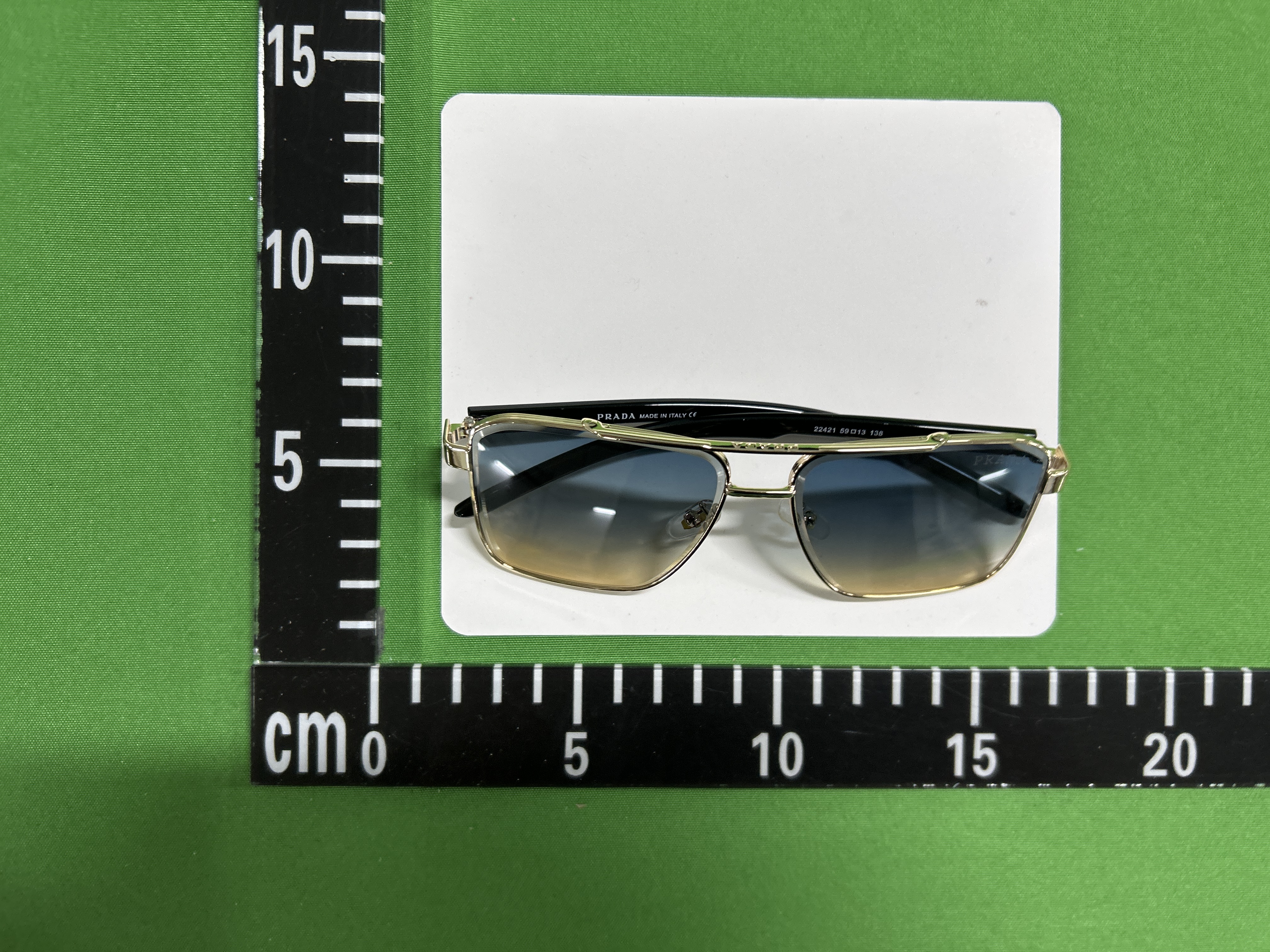 Foto QC 7 de Prada Square-Frame Metal Sunglasses Gold Blue Yellow Gradient (23258)
