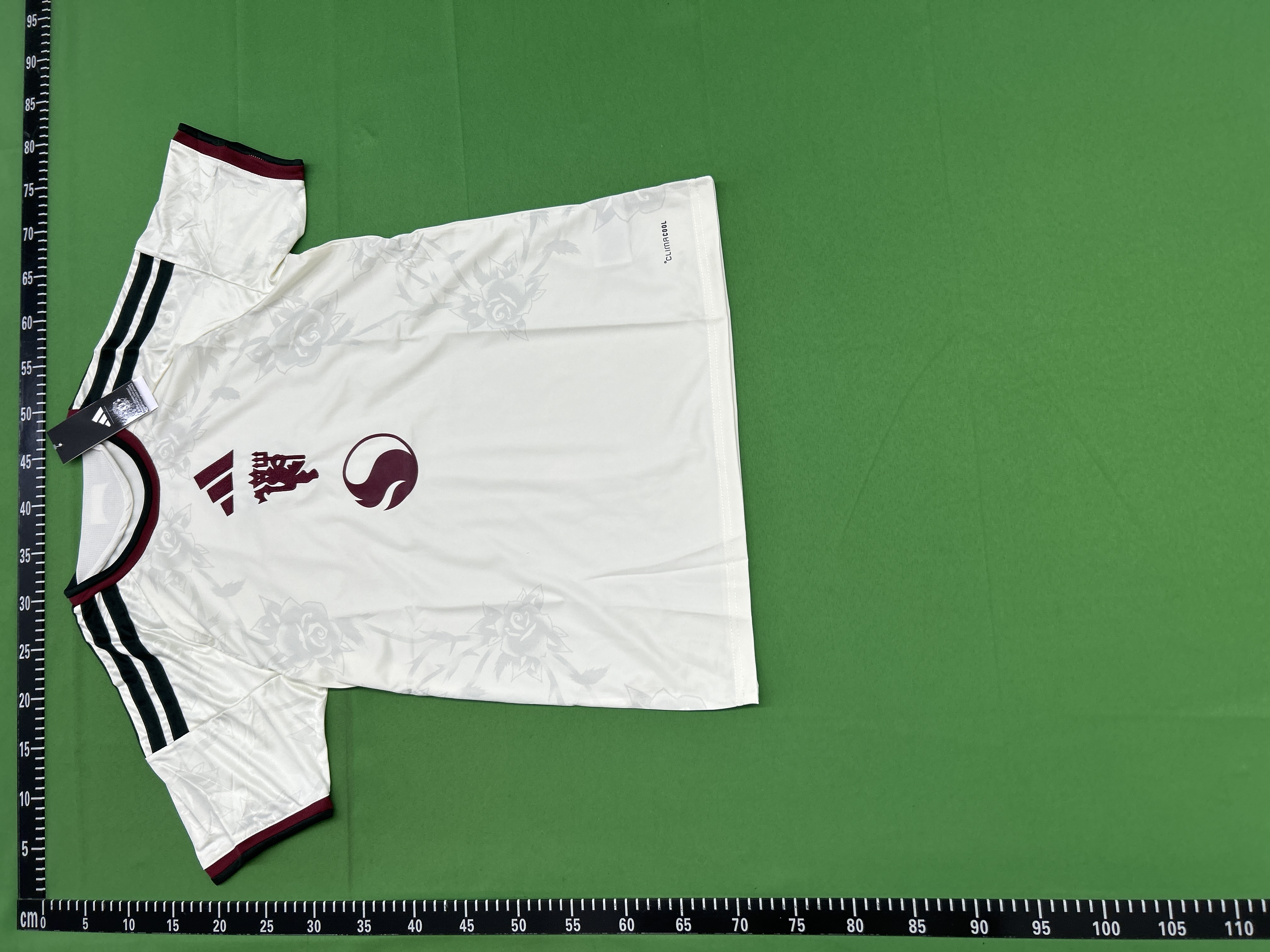 Foto QC 3 de adidas x Liverpool FC 2025/26 Mashup Jersey Red Cream Green