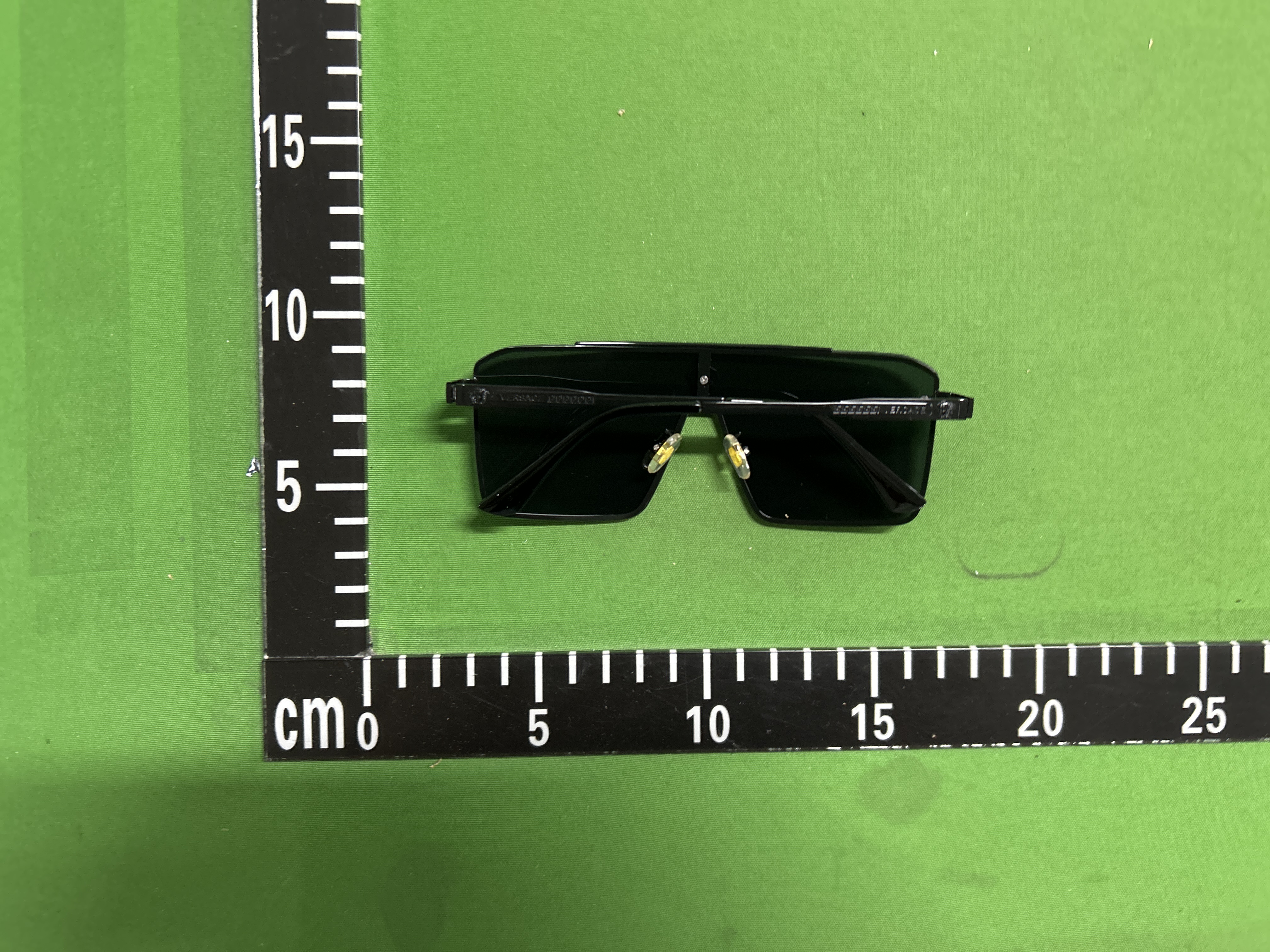 Foto QC 8 de Versace Shield Metal Sunglasses Gold Black Grey Gradient (23055)