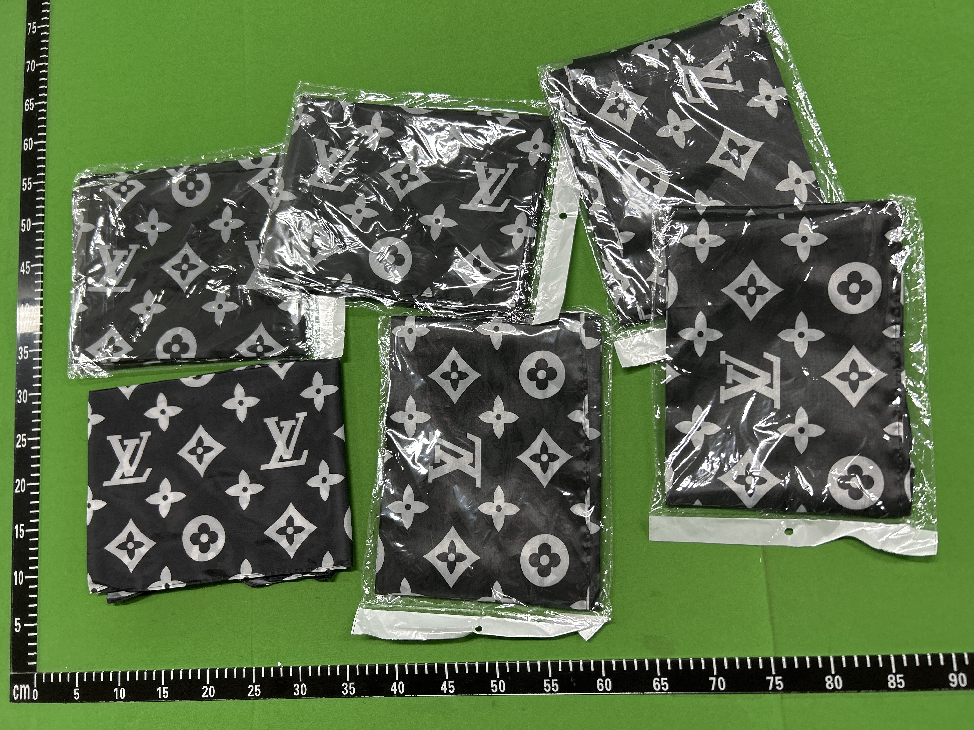 Foto QC 3 de Other Monogram Barber Cape Red