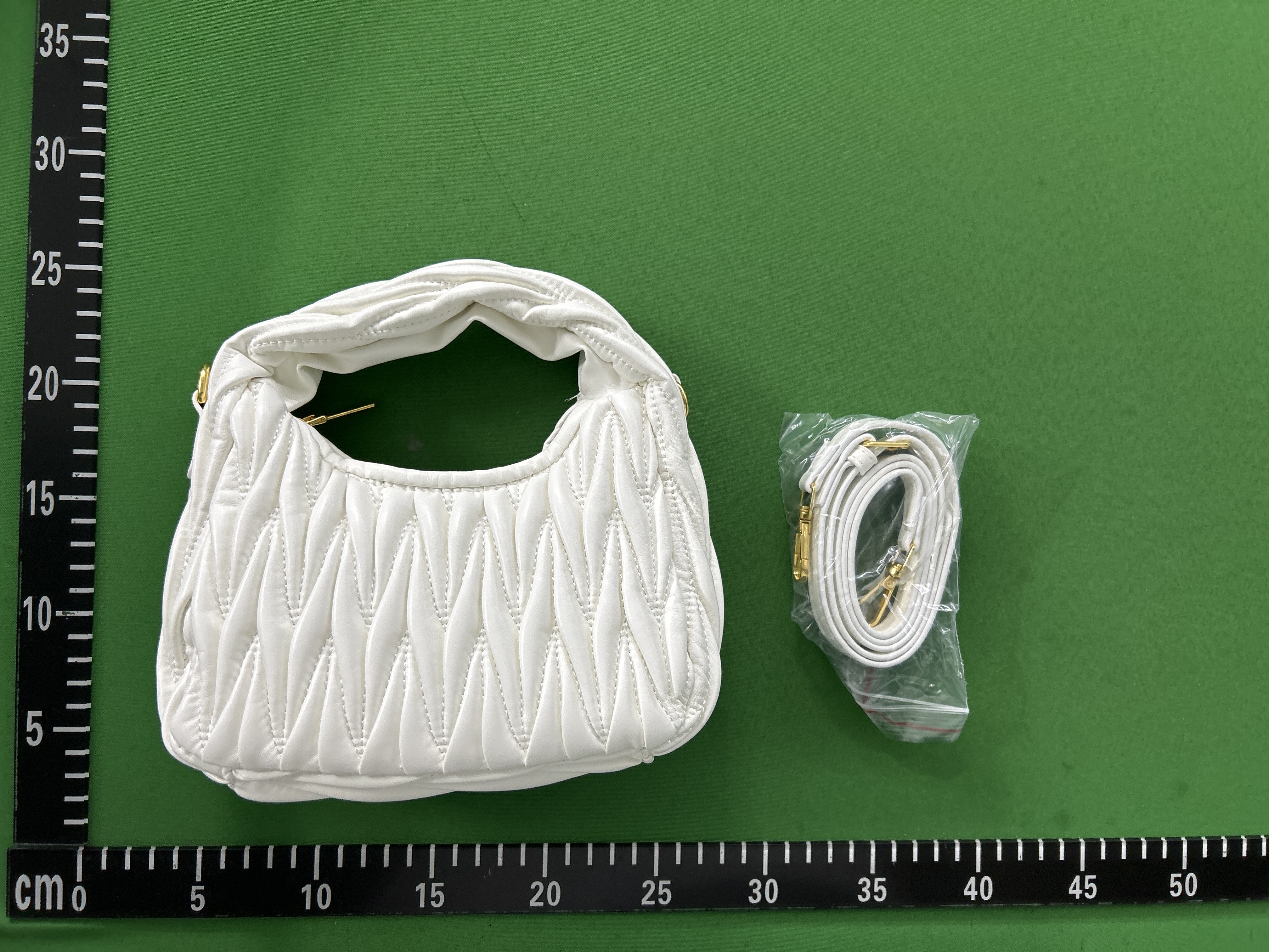 Foto QC 7 de Miu Miu Wander Matelasse Hobo Bag Mini White Leather