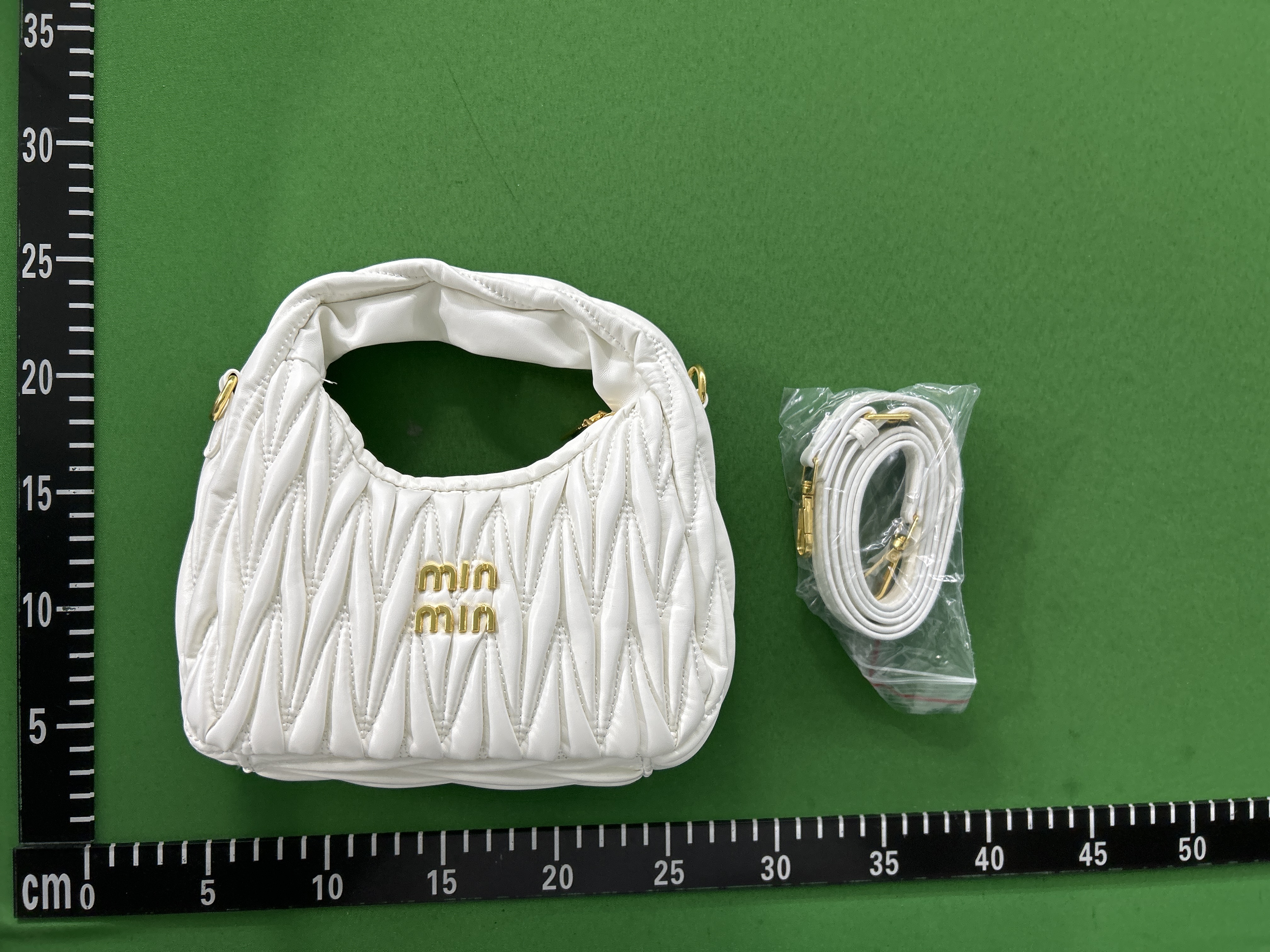 Foto QC 8 de Miu Miu Wander Matelasse Hobo Bag Mini White Leather