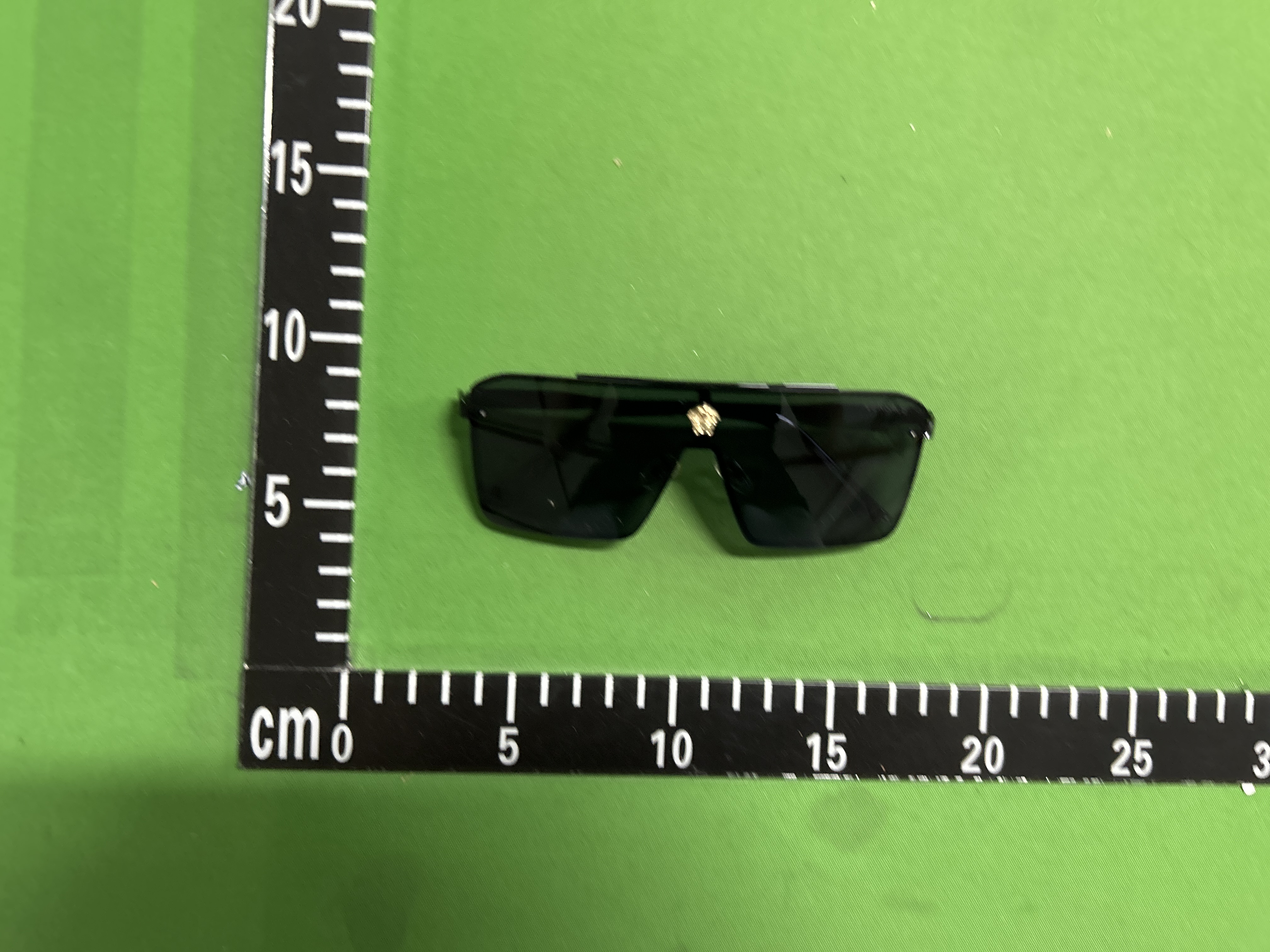 Foto QC 7 de Versace Shield Metal Sunglasses Gold Black Grey Gradient (23055)