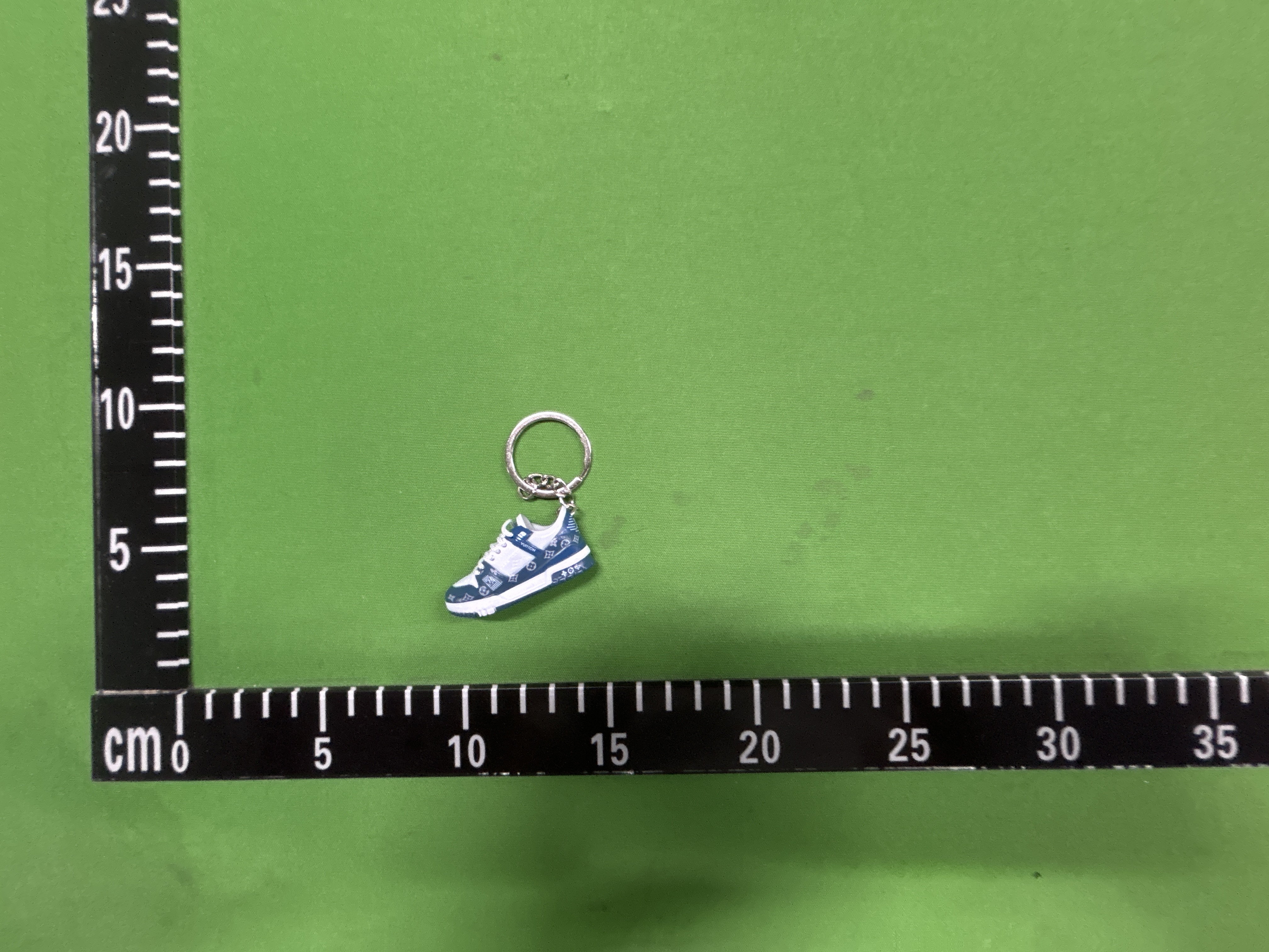 Foto QC 4 de Louis Vuitton Basketball Shoe Key Holder And Bag Charm