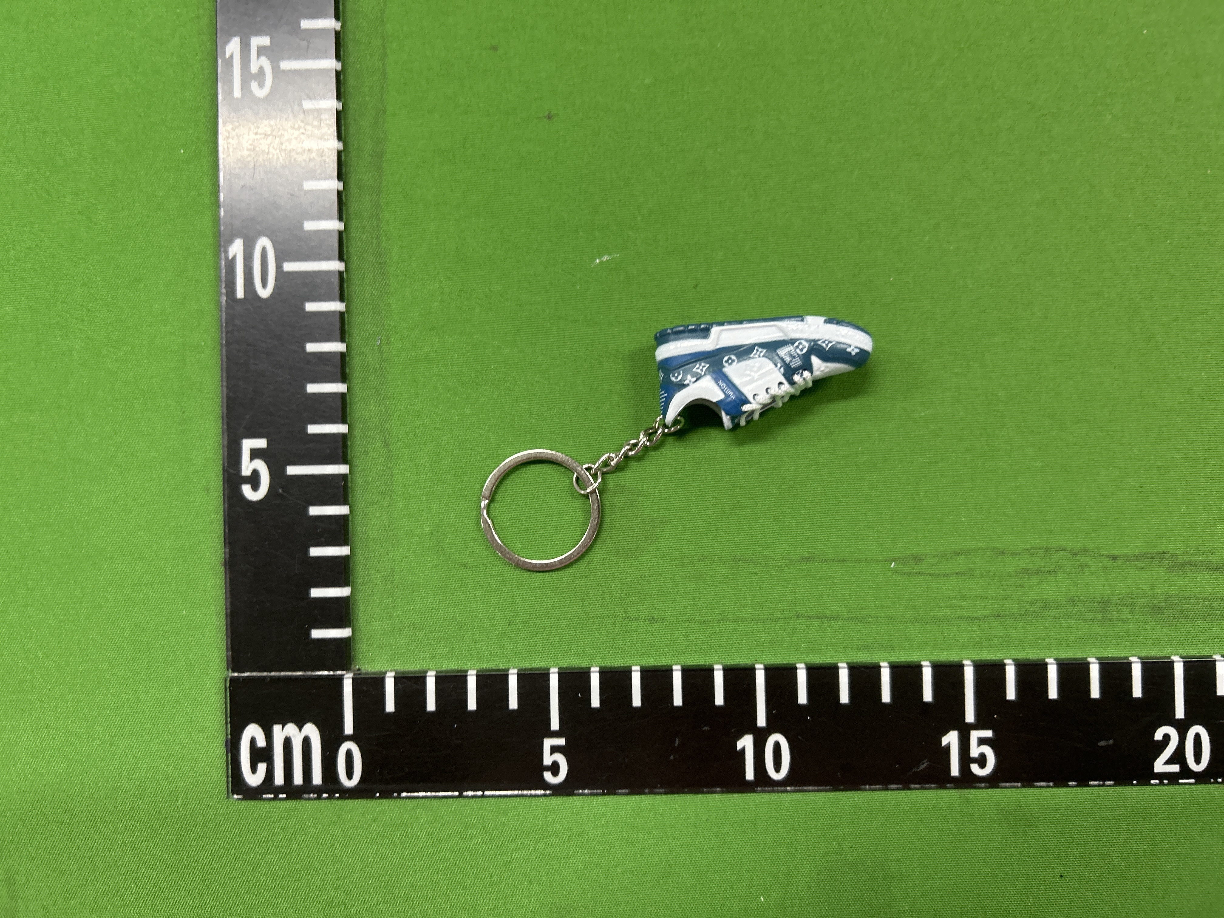 Foto QC 1 de Louis Vuitton Basketball Shoe Key Holder And Bag Charm