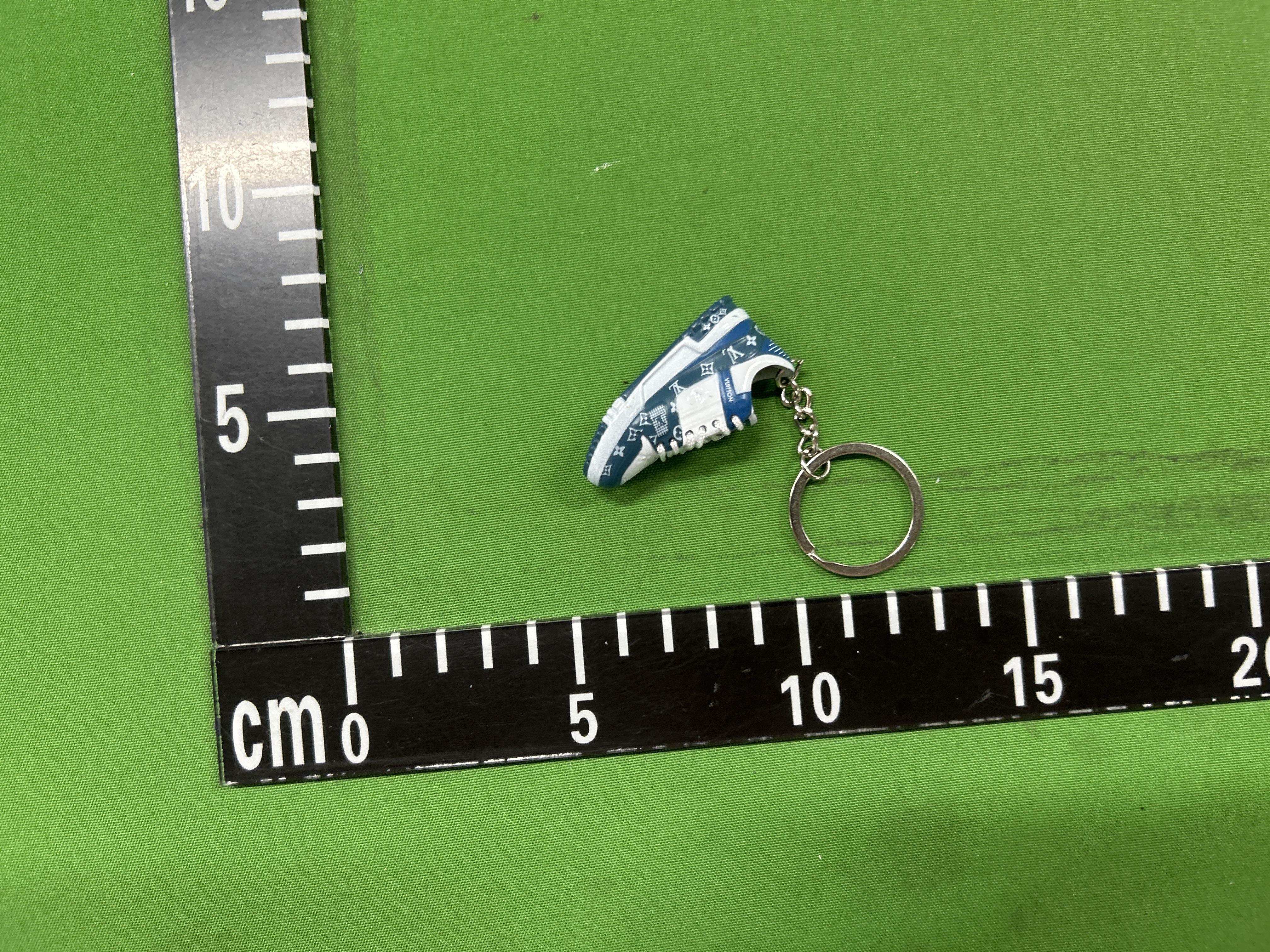 Foto QC 2 de Louis Vuitton Basketball Shoe Key Holder And Bag Charm