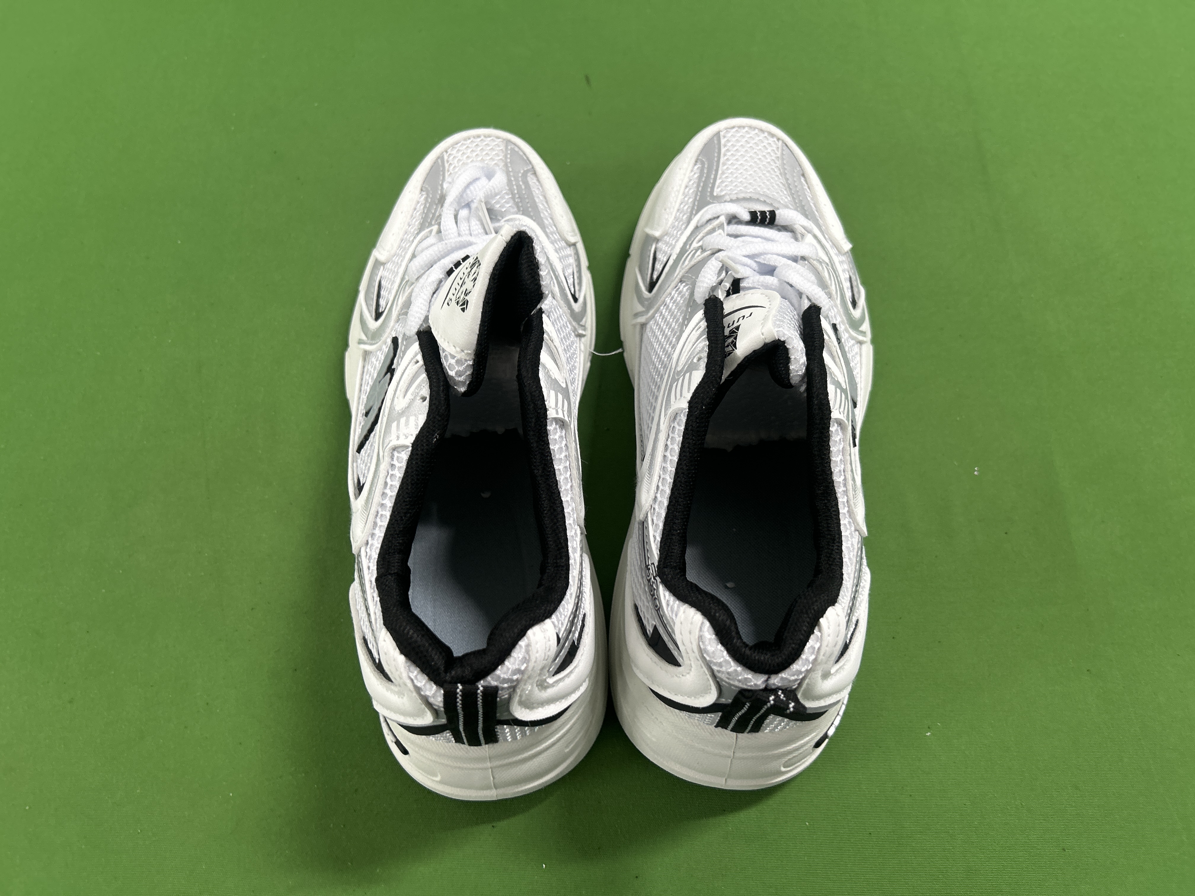Foto QC 3 de New Balance 530 Retro White Black Details MR530EWB