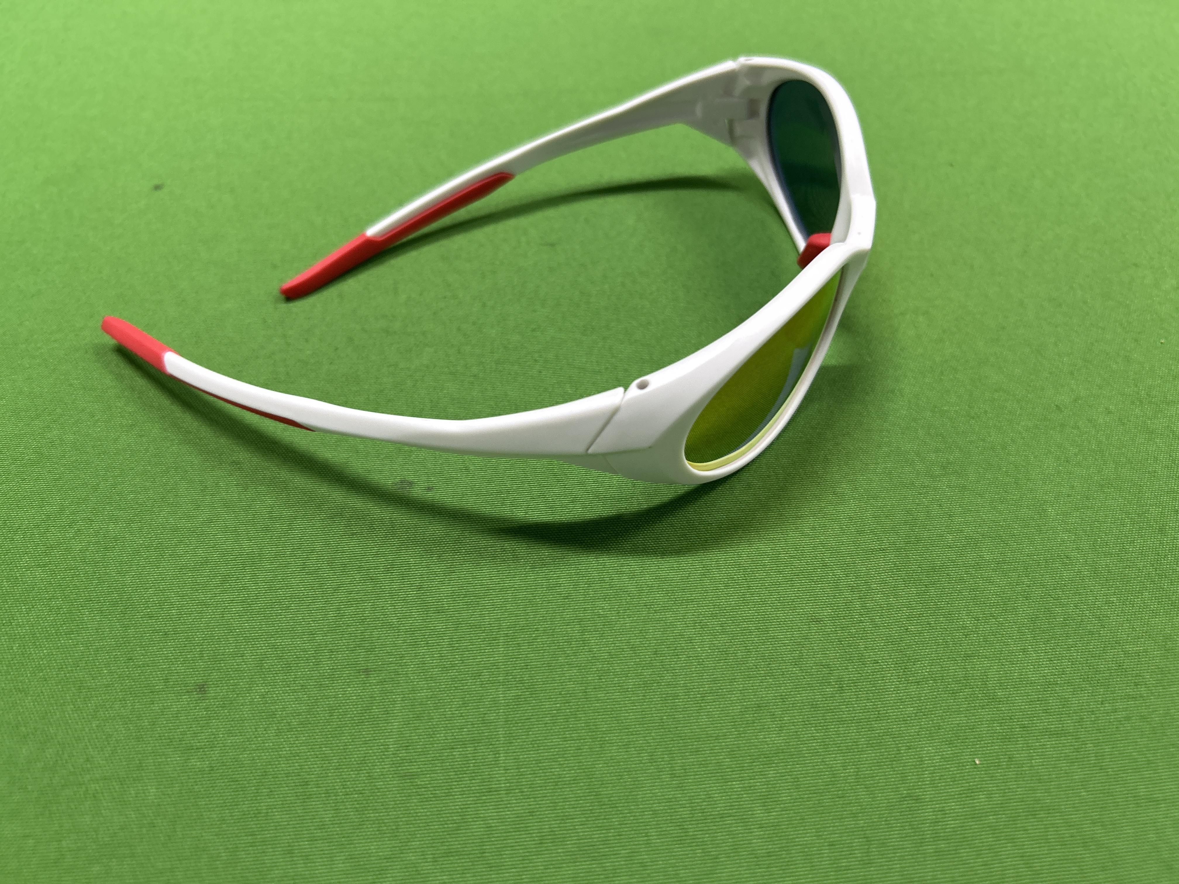 Foto QC 2 de Unbranded Oval Wrap-Around Plastic Sunglasses Silver Red Mirror