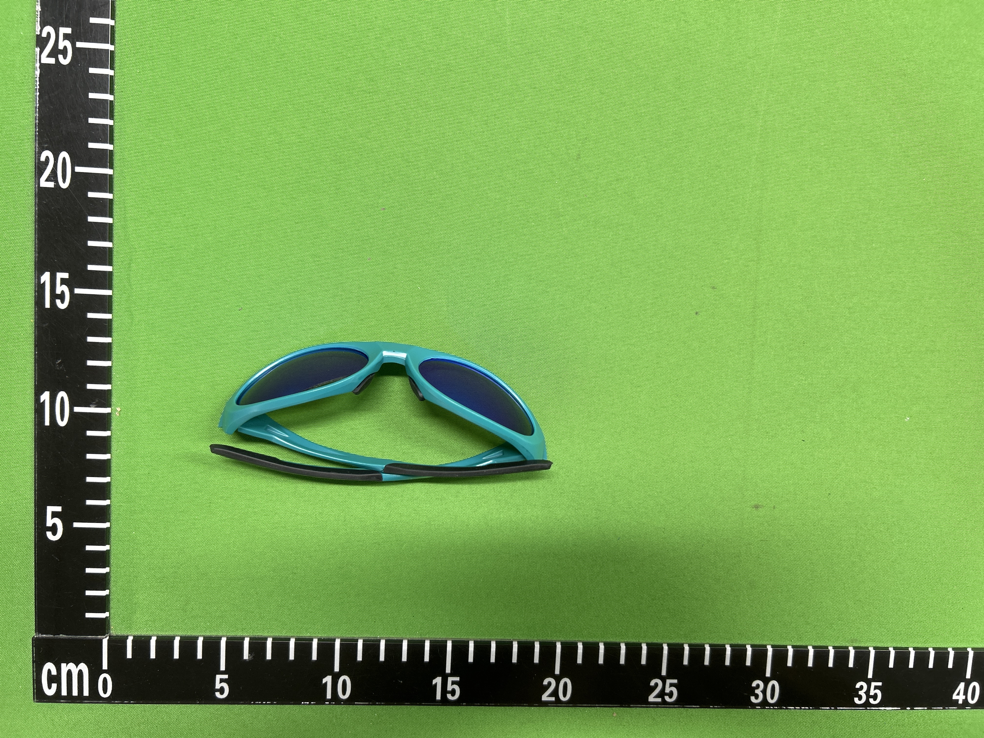 Foto QC 6 de Unbranded Oval Wrap-Around Plastic Sunglasses Silver Red Mirror