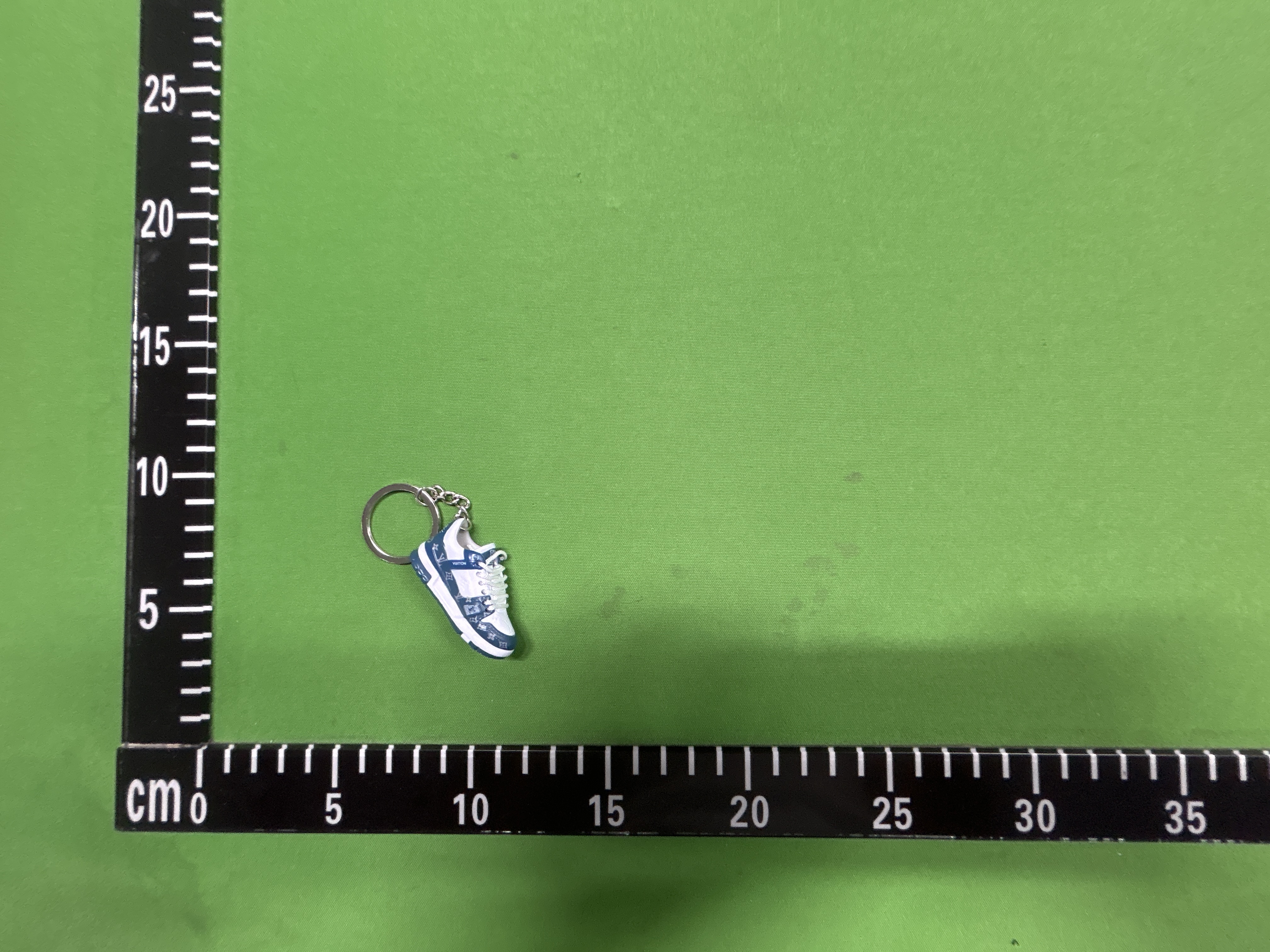 Foto QC 3 de Louis Vuitton Basketball Shoe Key Holder And Bag Charm