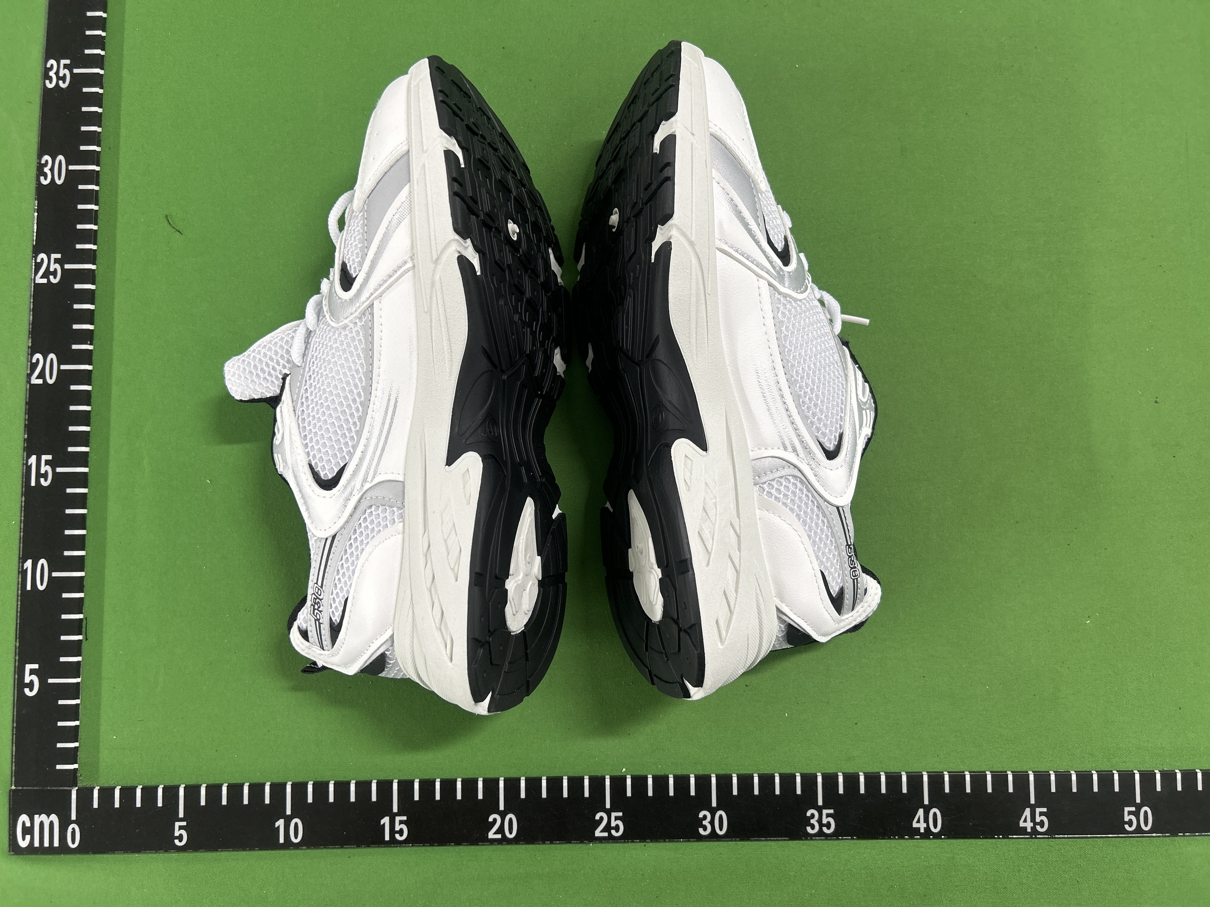 Foto QC 4 de New Balance 530 Retro White Black Details MR530EWB
