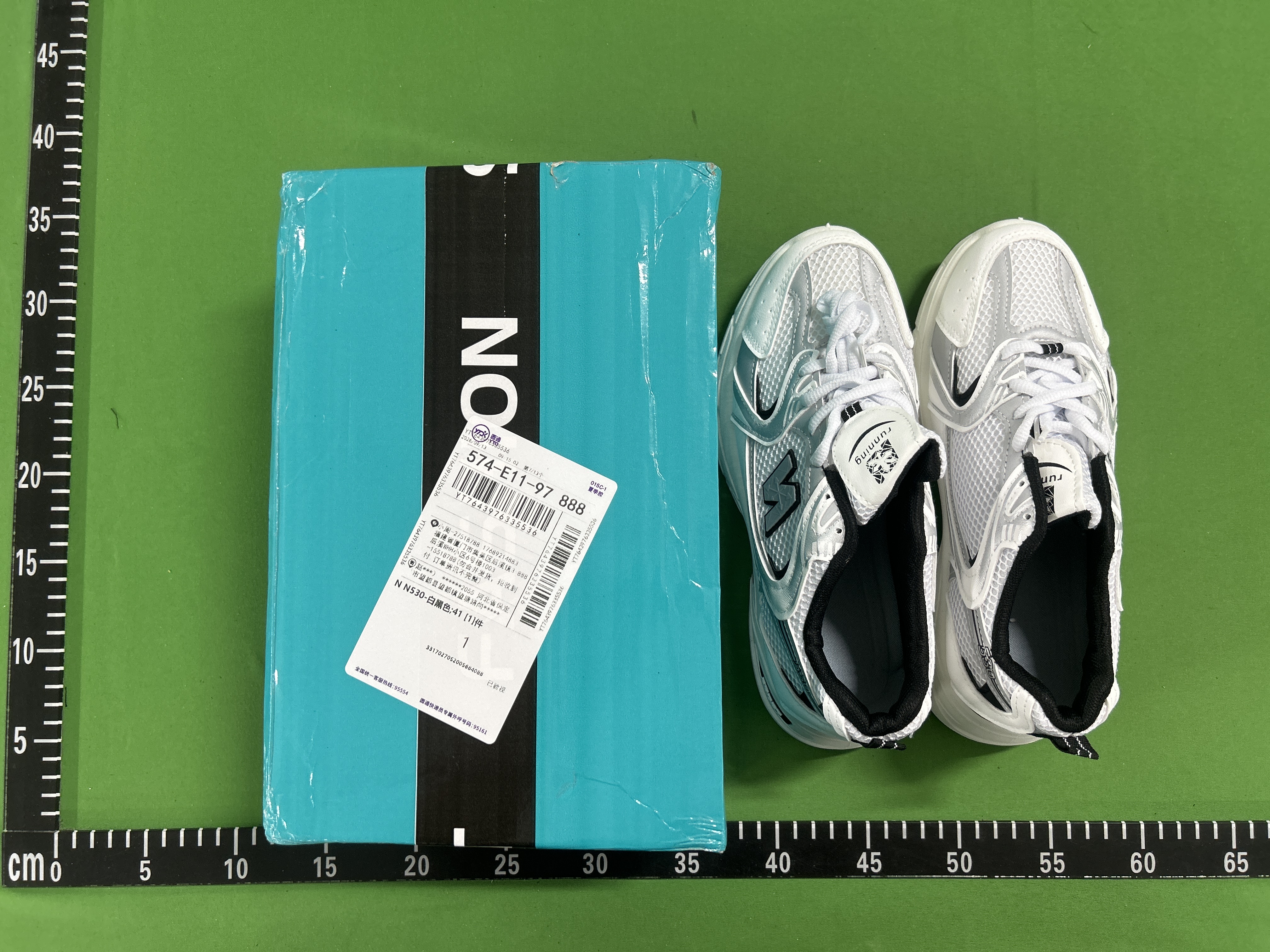 Foto QC 2 de New Balance 530 Retro White Black Details MR530EWB
