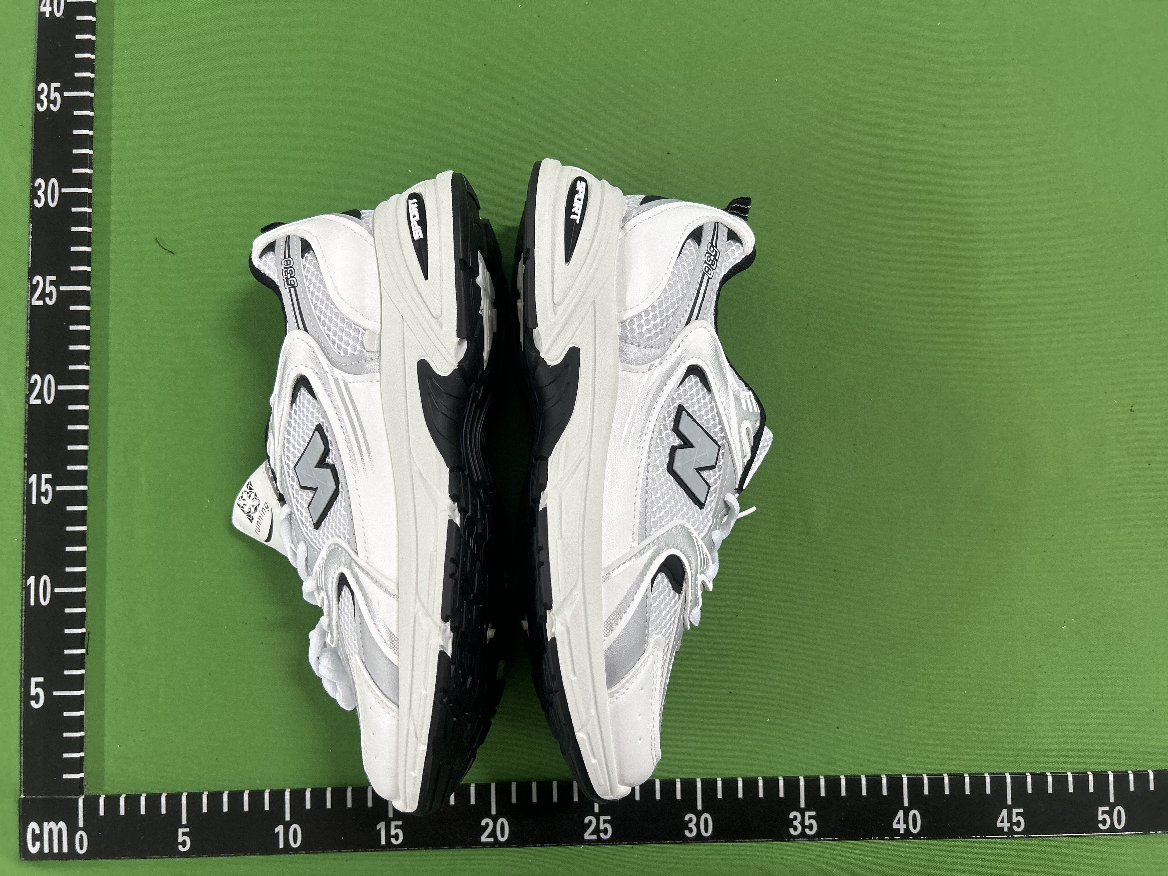 Foto QC 5 de New Balance 530 Retro White Black Details MR530EWB