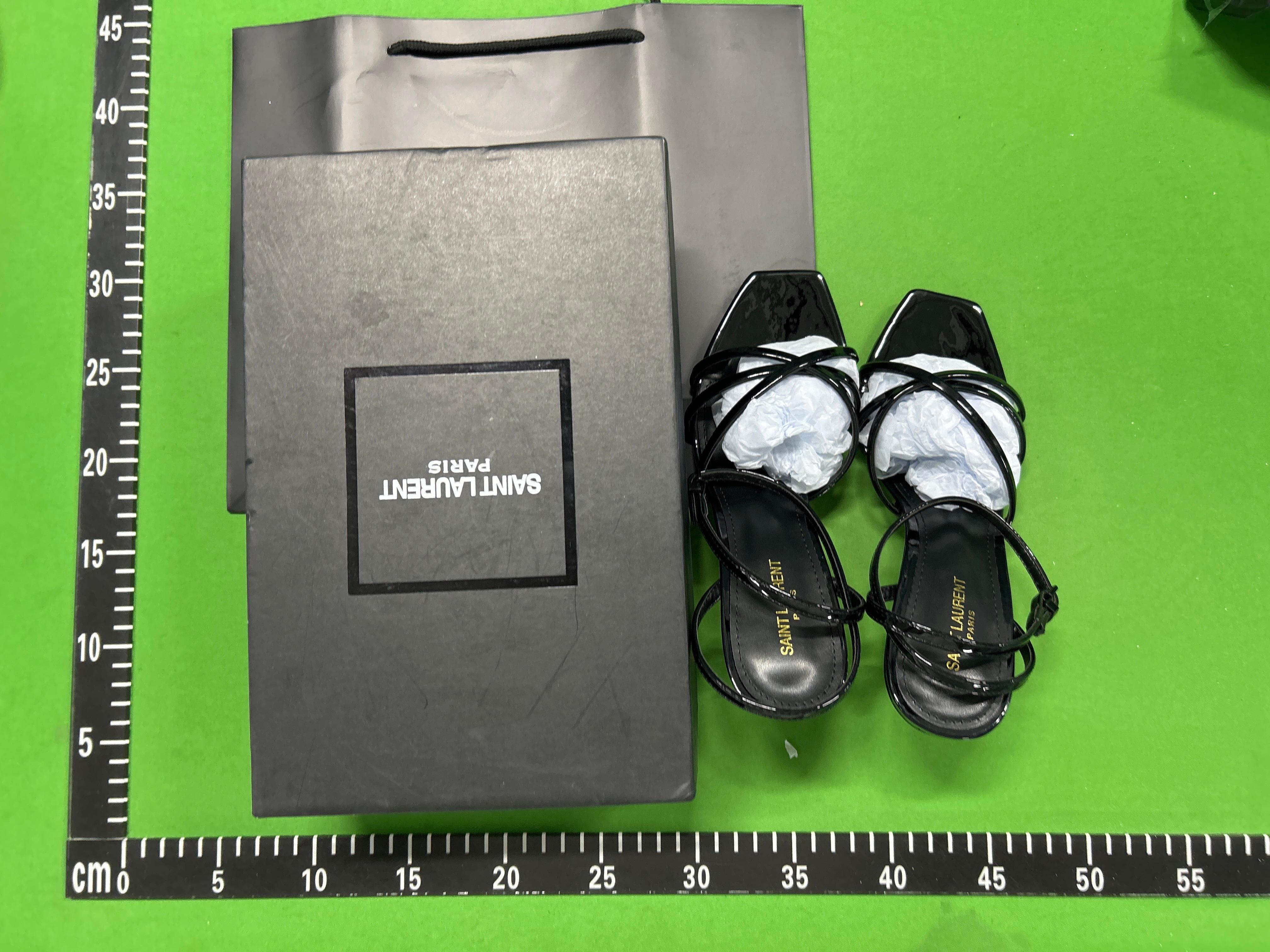 Foto QC 2 de Saint Laurent Opyum Patent Leather Sandals Gold YSL Heel Black