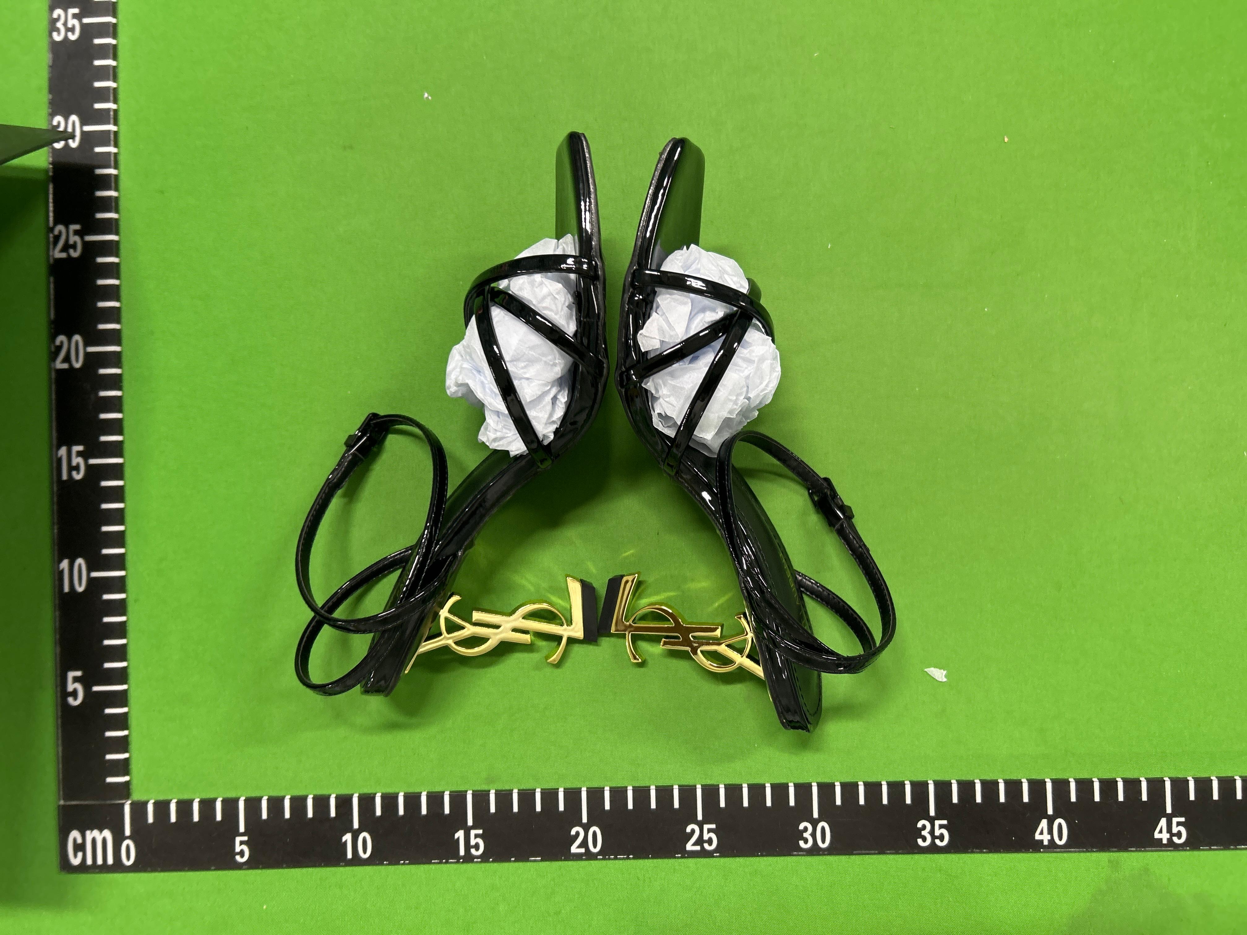 Foto QC 4 de Saint Laurent Opyum Patent Leather Sandals Gold YSL Heel Black