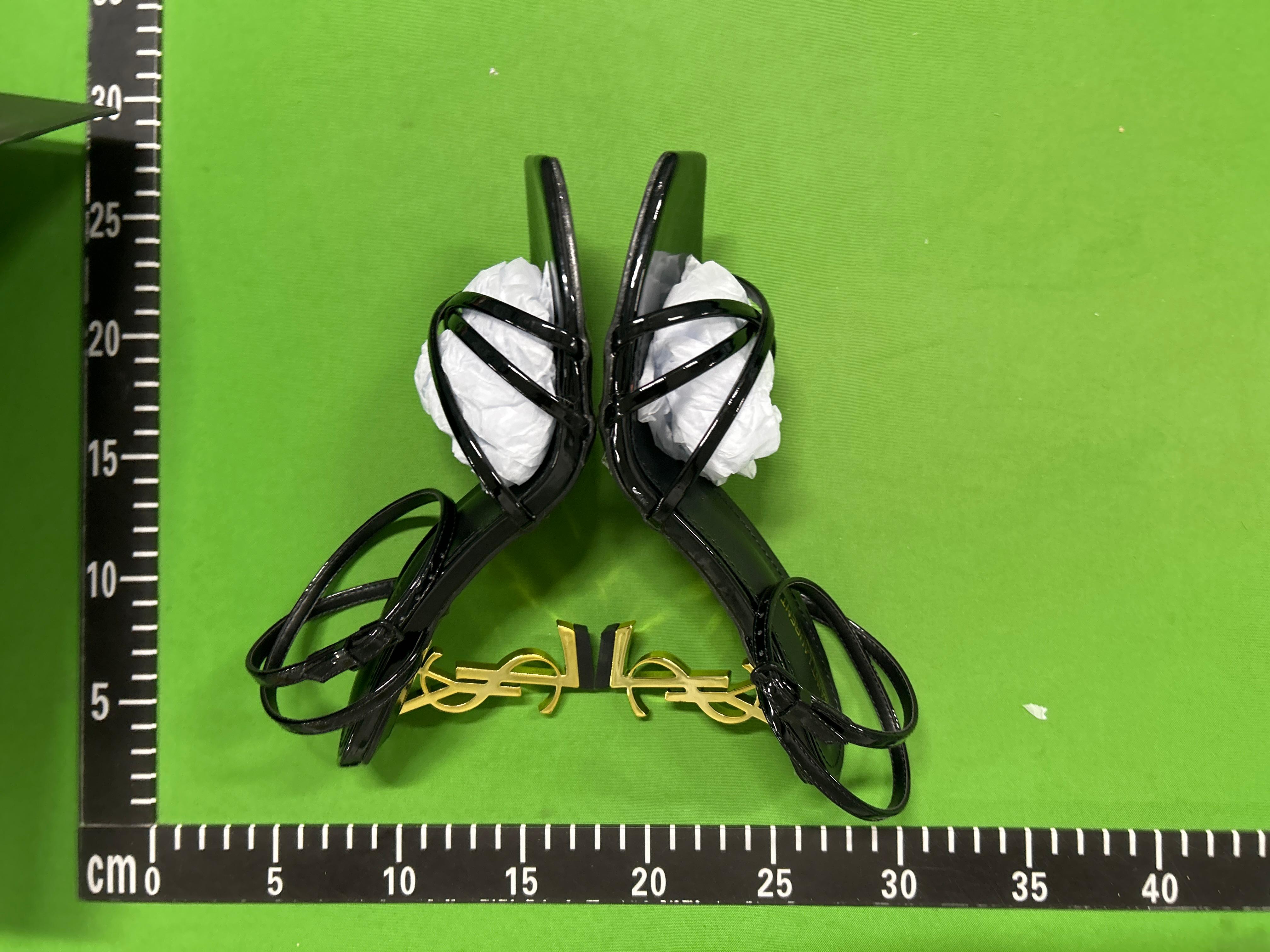 Foto QC 5 de Saint Laurent Opyum Patent Leather Sandals Gold YSL Heel Black
