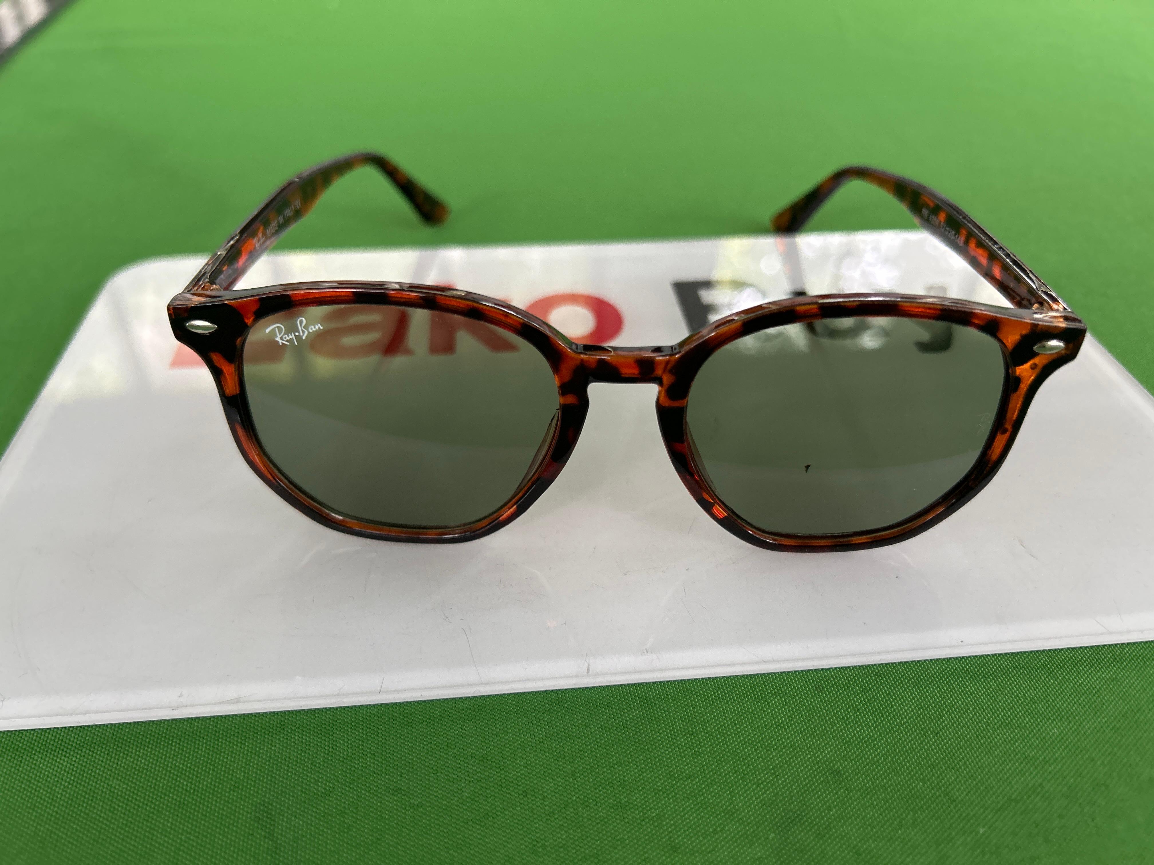 Foto QC 2 de Ray-Ban Square-Frame Acetate Sunglasses Black Blue Gradient (RB4259)